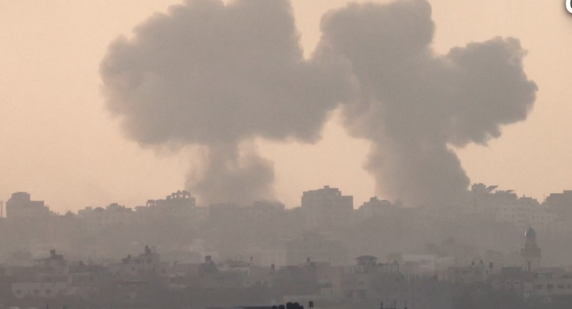 Israel tấn công hơn 300 mục tiêu ở Gaza làm chết hàng chục người Palestine - Ảnh 1.