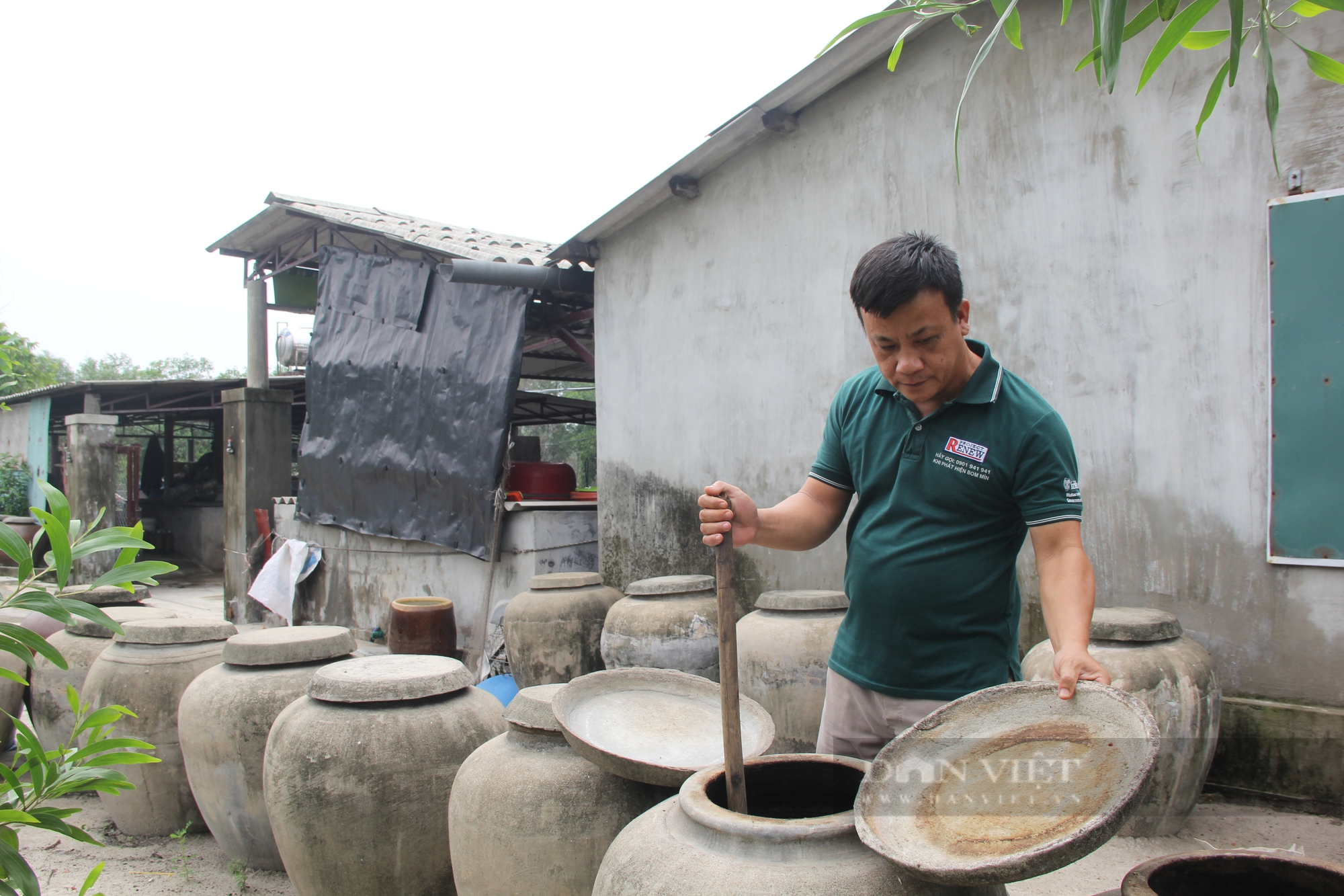 Người làng đại tướng Đoàn Khuê thoát nghèo nhờ làm thứ nước màu cánh gián, ăn là ghiền - Ảnh 2.