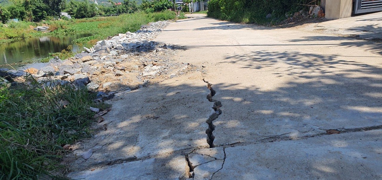 Dự án kênh thoát lũ ở Diên Khánh: Nguy cơ sạt lở đất, đường rất cao - Ảnh 2.