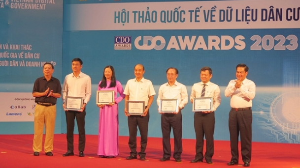 Thái Nguyên: Giám đốc Sở thông tin và truyền thông được vinh danh Lãnh đạo chuyển số tiêu biểu năm 2023 - Ảnh 1.