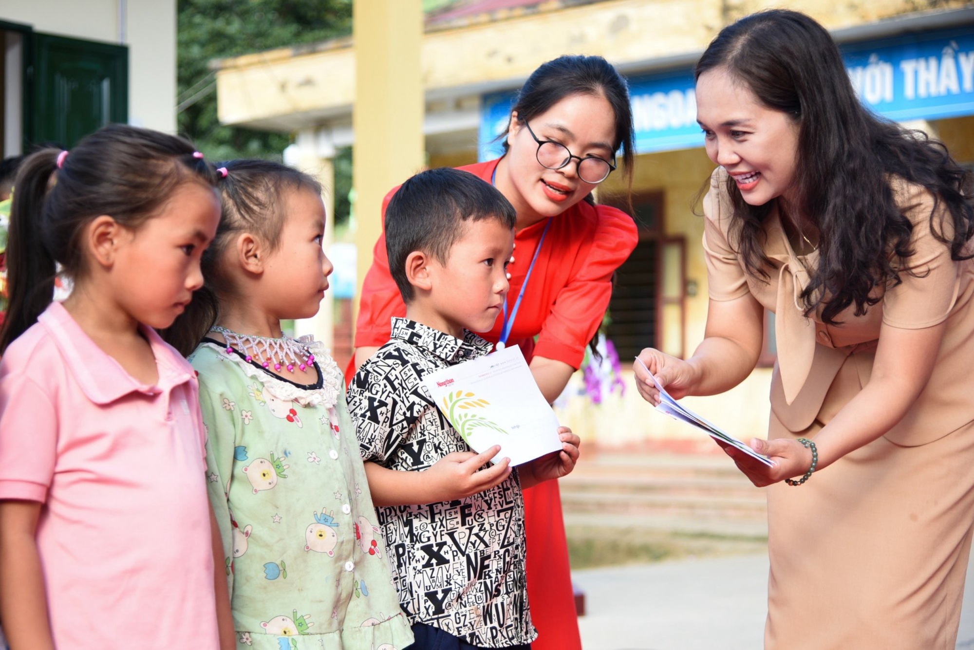 Khoảnh khắc hạnh phúc của người dân xã Nghiên Loan trong ngày hội đón điểm trường mới - Ảnh 11.