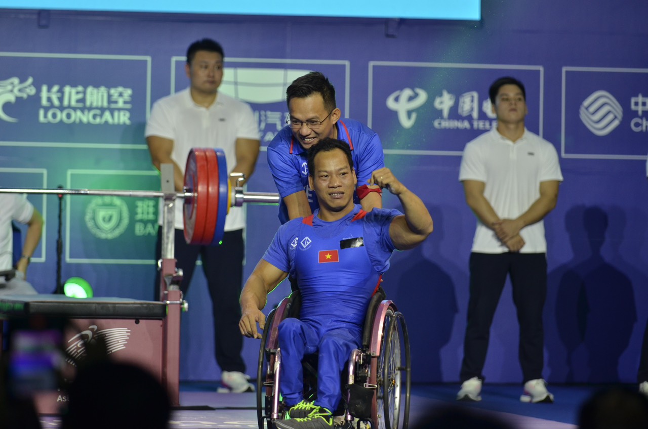 Đạt mức tạ HCB Olympic 2020, Lê Văn Công chỉ giành... HCĐ ASIAN Para Games 2023 - Ảnh 1.