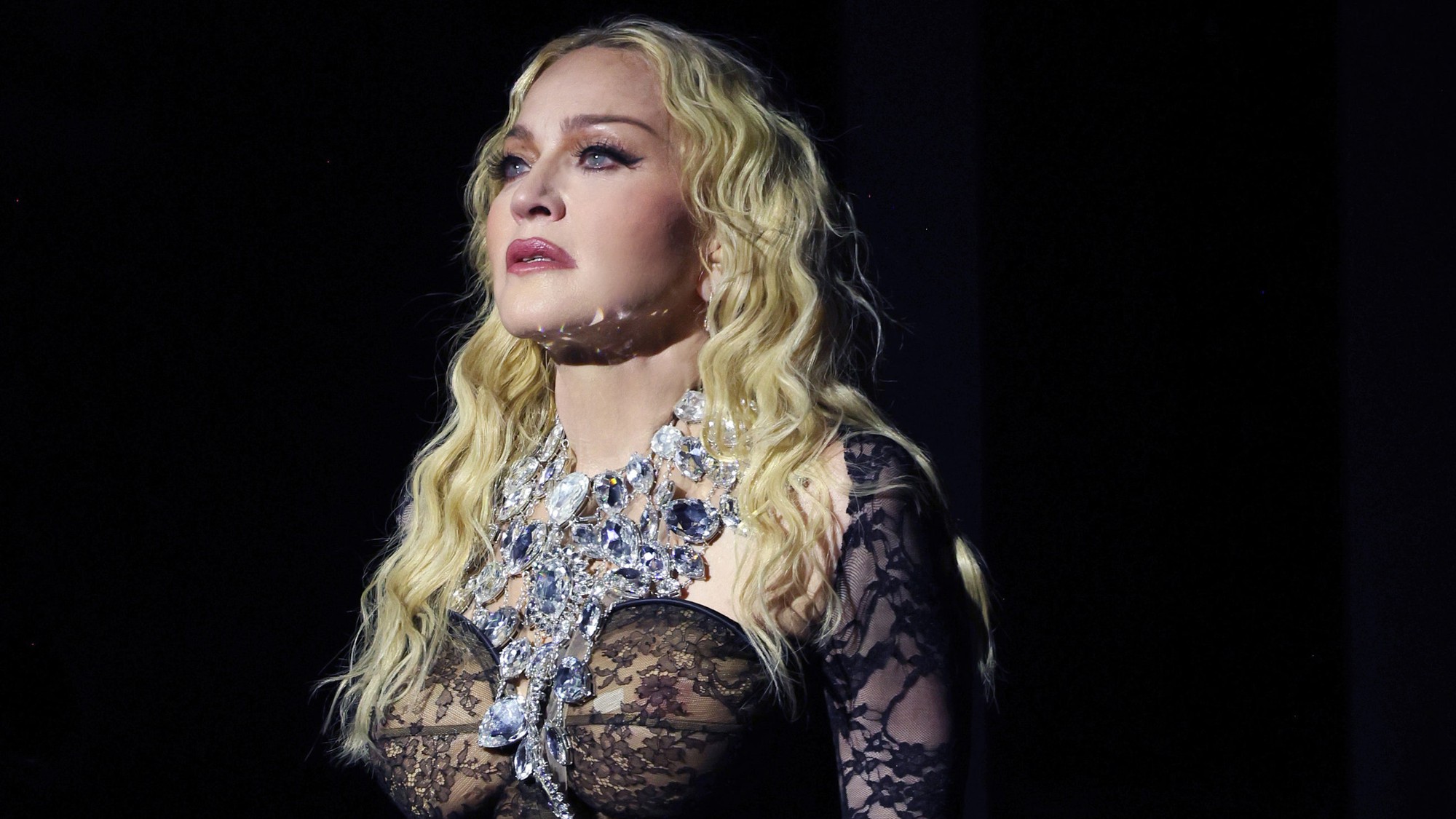 Người hâm mộ lo lắng cho sức khỏe của Madonna  - Ảnh 1.
