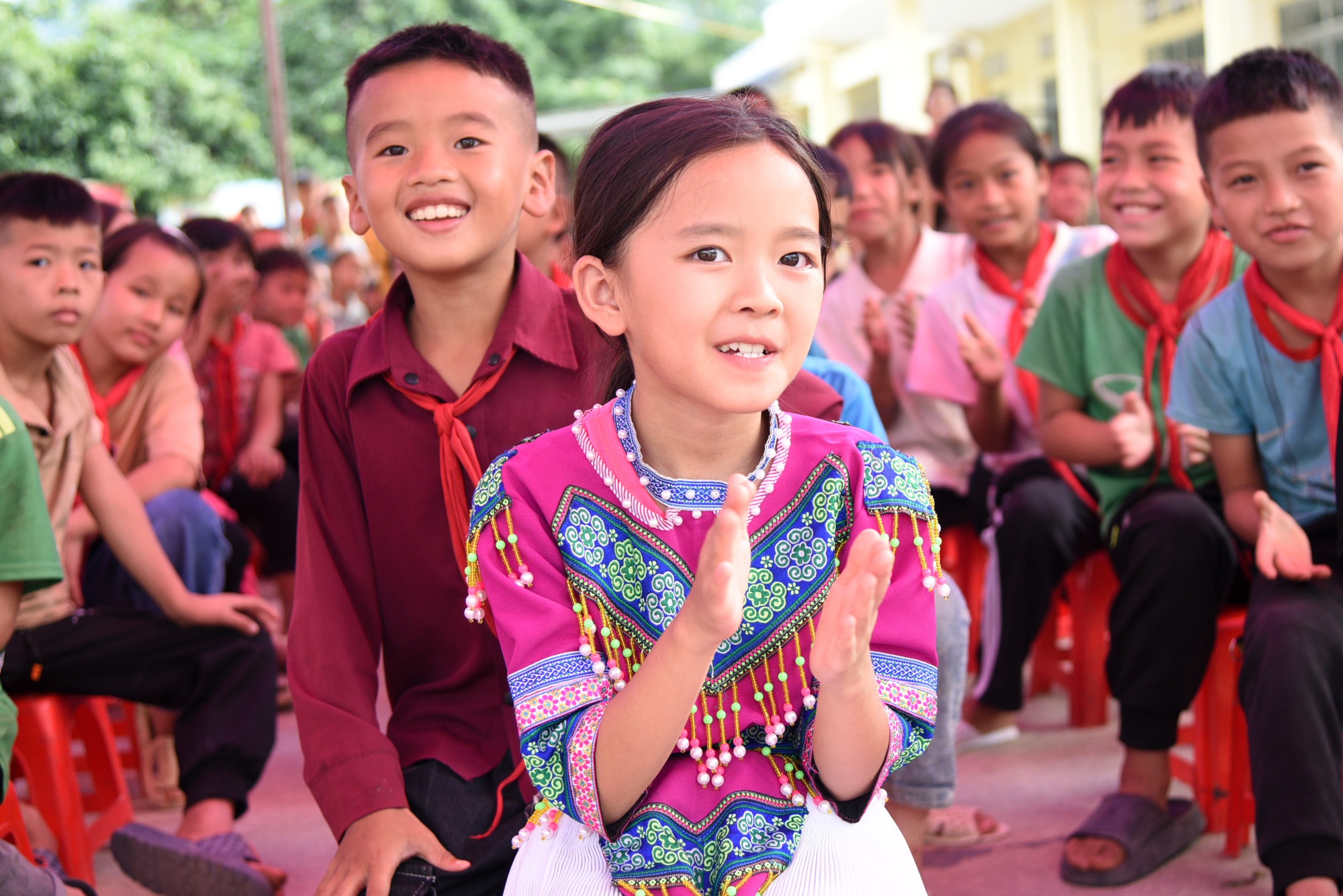 Khoảnh khắc hạnh phúc của người dân xã Nghiên Loan trong ngày hội đón điểm trường mới - Ảnh 1.