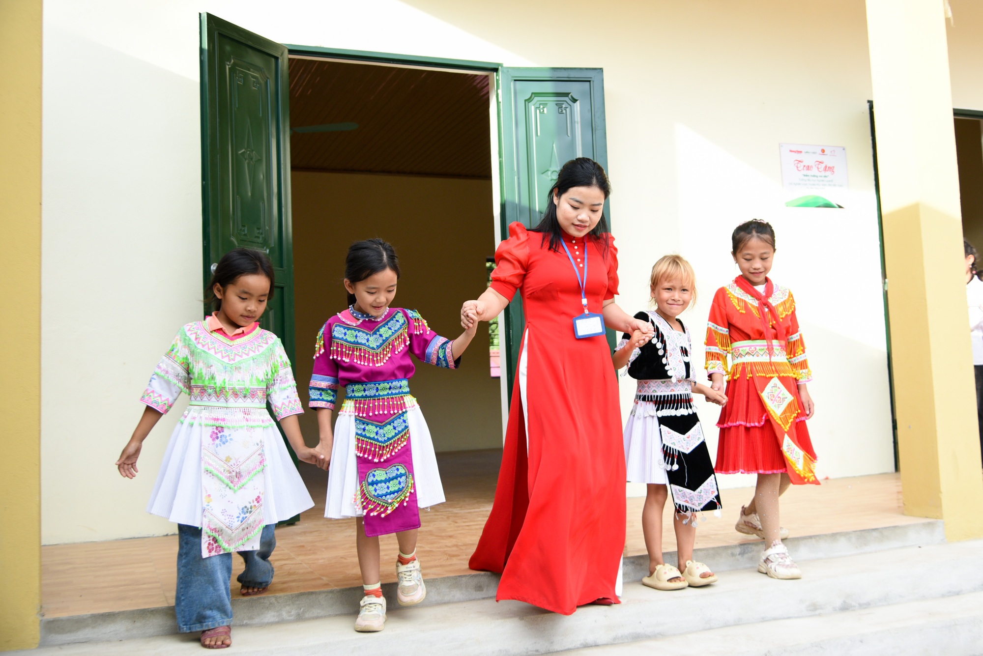 Khoảnh khắc hạnh phúc của người dân xã Nghiên Loan trong ngày hội đón điểm trường mới - Ảnh 15.