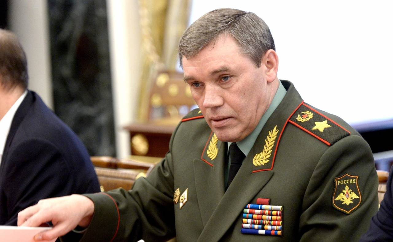 Tổng tham mưu trưởng Nga Gerasimov ra tiền tuyến, Ukraine dàn trận mưu sát ông - Ảnh 1.