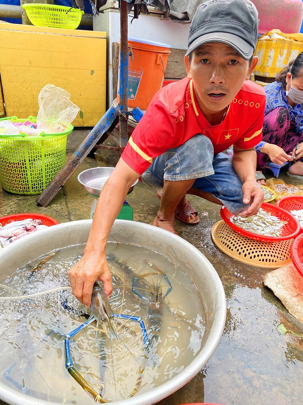 Cái chợ &quot;chồm hổm&quot; ở An Giang, dân bắt tôm sông to bự nhảy tanh tách bán rôm rả mùa nước nổi - Ảnh 2.