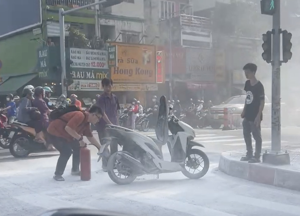 Xe máy bốc cháy khiến giao lộ Lê Văn Sỹ - Hoàng Sa ùn tắc cục bộ - Ảnh 1.