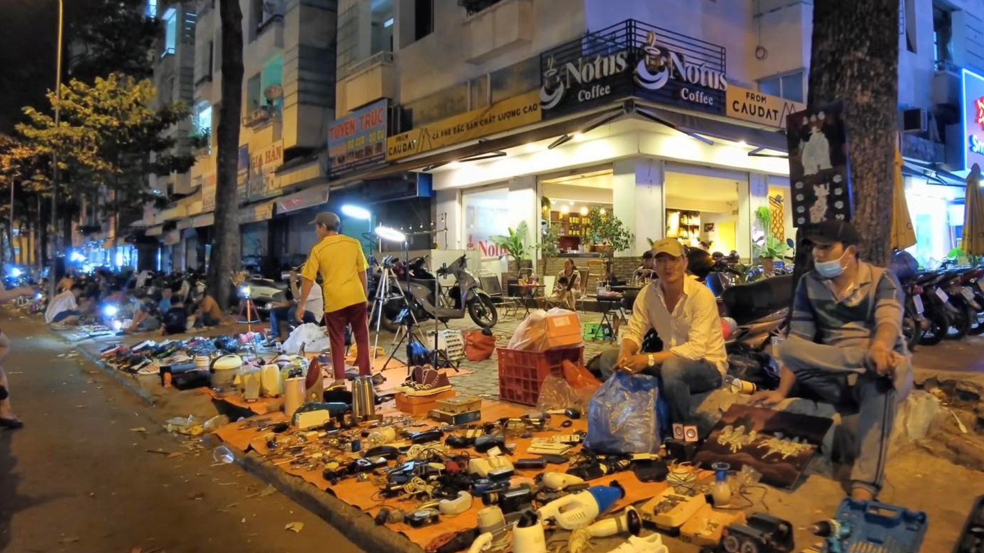 Độc đáo khu chợ bình dân giữa lòng Sài Gòn, khách phải soi đèn để mua hàng - Ảnh 1.