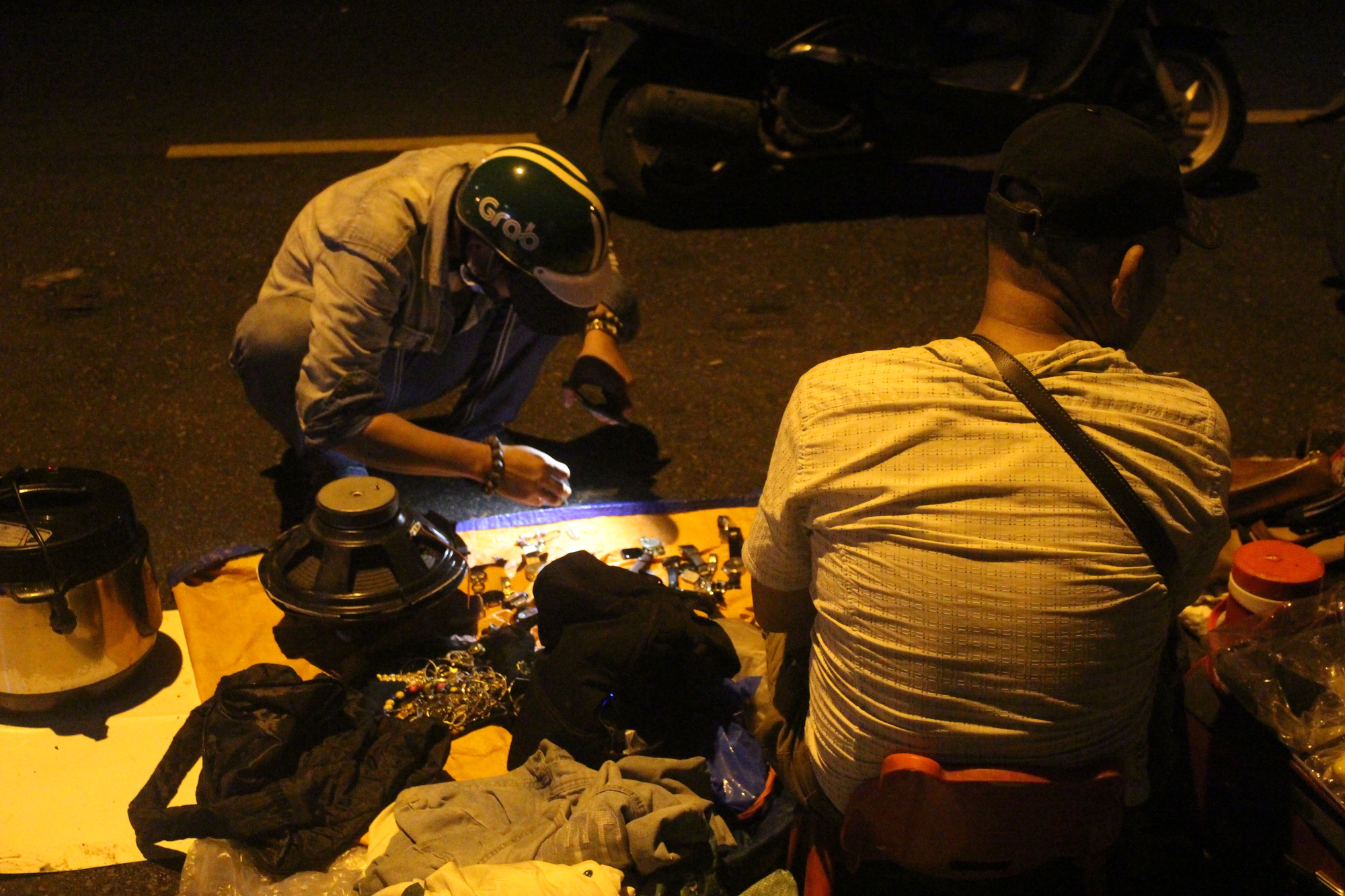 Độc đáo khu chợ bình dân giữa lòng Sài Gòn, khách phải soi đèn để mua hàng - Ảnh 2.