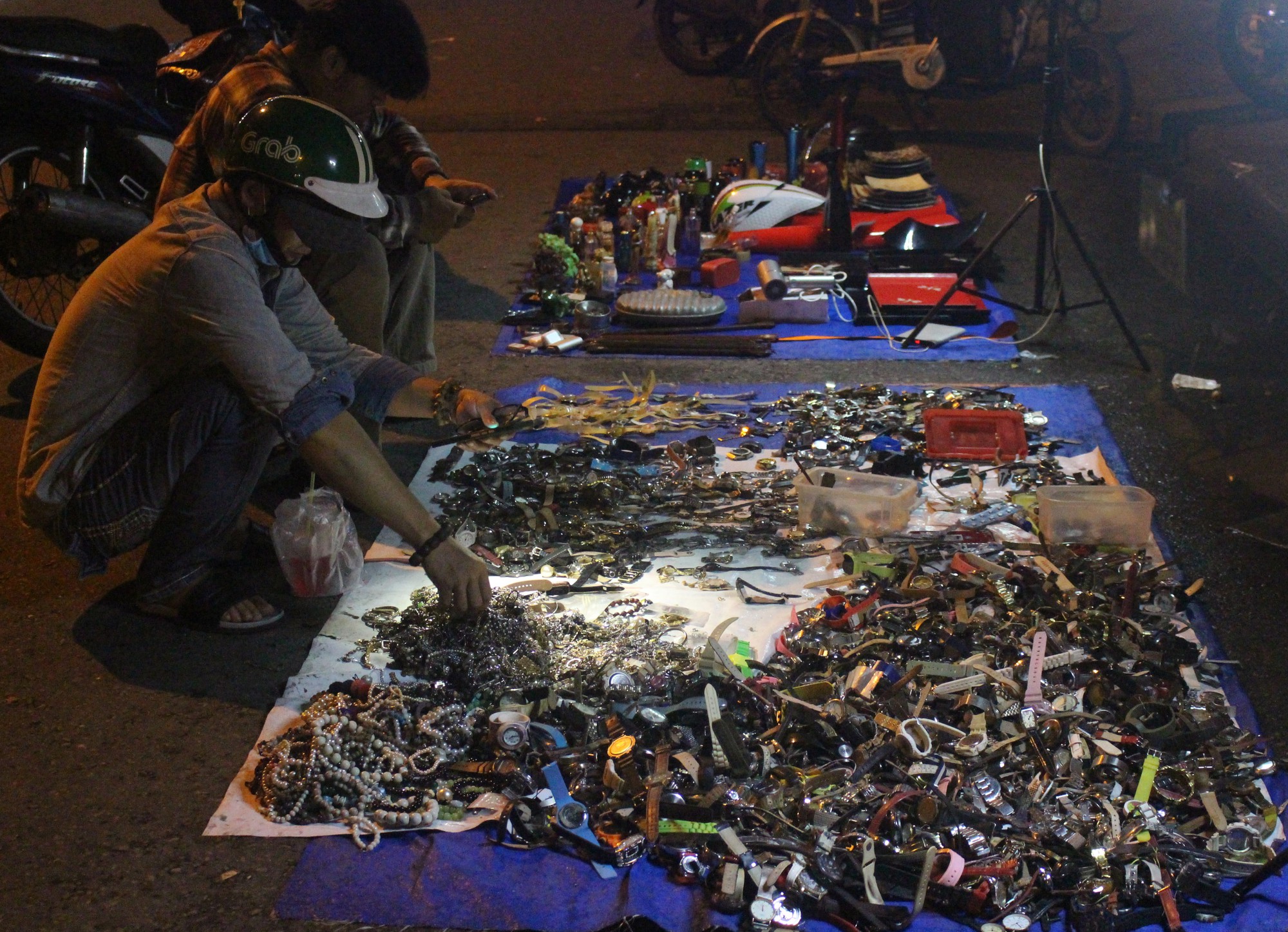 Độc đáo khu chợ bình dân giữa lòng Sài Gòn, khách phải soi đèn để mua hàng - Ảnh 3.