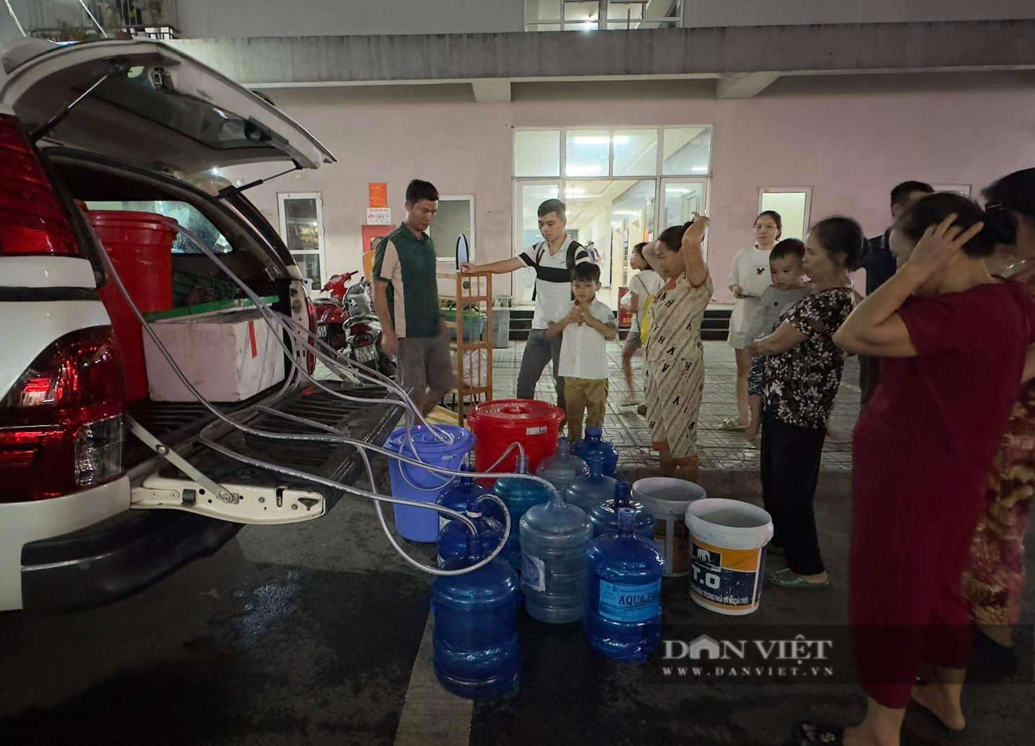 Mệt mỏi khi nhiều đêm xếp hàng chờ nước sạch, hàng nghìn người dân KĐT Thanh Hà viết đơn kêu cứu  - Ảnh 3.