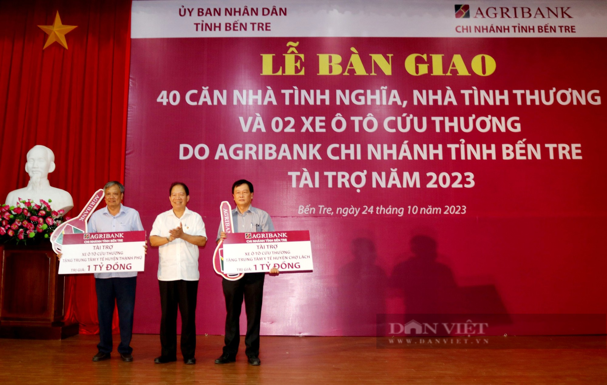 Agribank Chi nhánh tỉnh Bến Tre tài trợ 40 căn nhà tình nghĩa, tình thương và 2 xe cứu thương cho tỉnh Bến Tre - Ảnh 2.