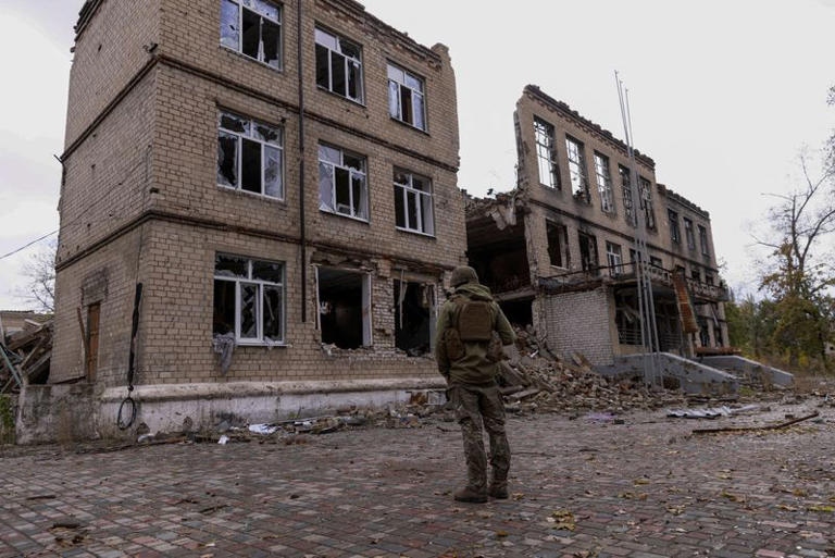 Nga ồ ạt tấn công hai thị trấn trọng điểm Avdiivka và Kupiansk - Ảnh 1.