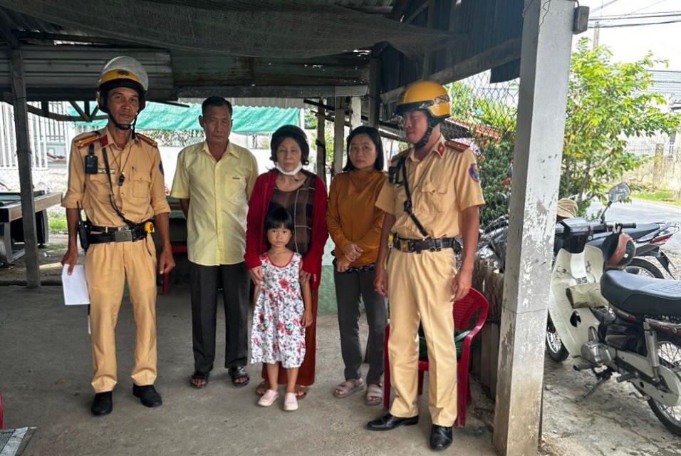 Đội Cảnh sát giao thông An Lạc, giúp đỡ bé gái ở Long An đi lạc nhận lại gia đình  - Ảnh 1.