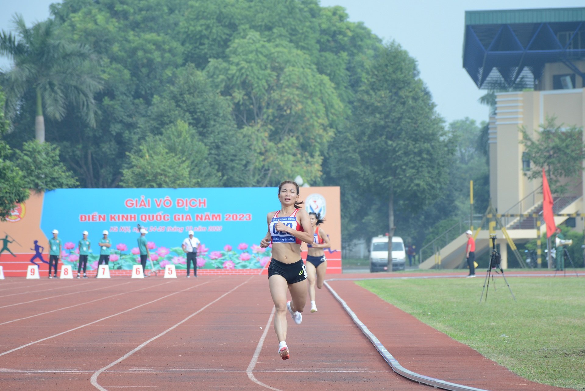 Giải vô địch điền kinh quốc gia 2023: Nguyễn Thị Oanh giành HCV 1500m nữ  - Ảnh 1.
