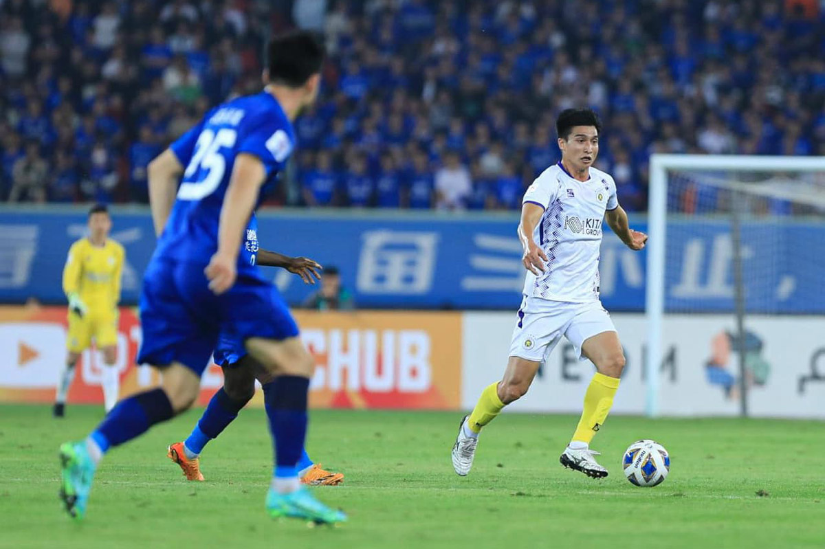 Thi đấu với 9 người, Hà Nội FC để thua đầy tiếc nuối trước Wuhan Three Towns - Ảnh 3.