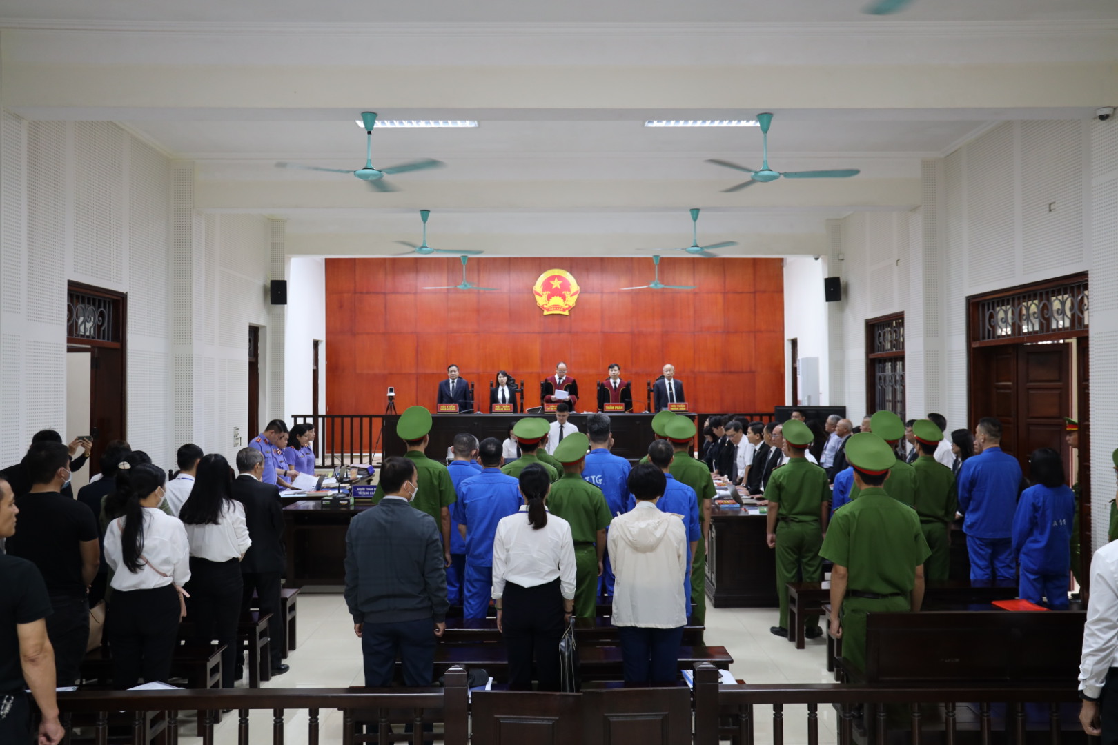 Tuyên án 16 bị can trong vụ &quot;độc diễn đấu thầu&quot; ở Quảng Ninh, bà Nhàn AIC lĩnh 10 năm tù - Ảnh 2.