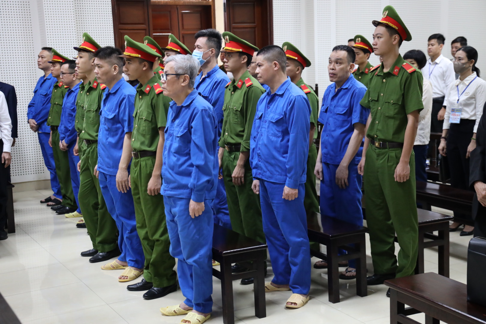 Tuyên án 16 bị can trong vụ &quot;độc diễn đấu thầu&quot; ở Quảng Ninh, bà Nhàn AIC lĩnh 10 năm tù - Ảnh 1.