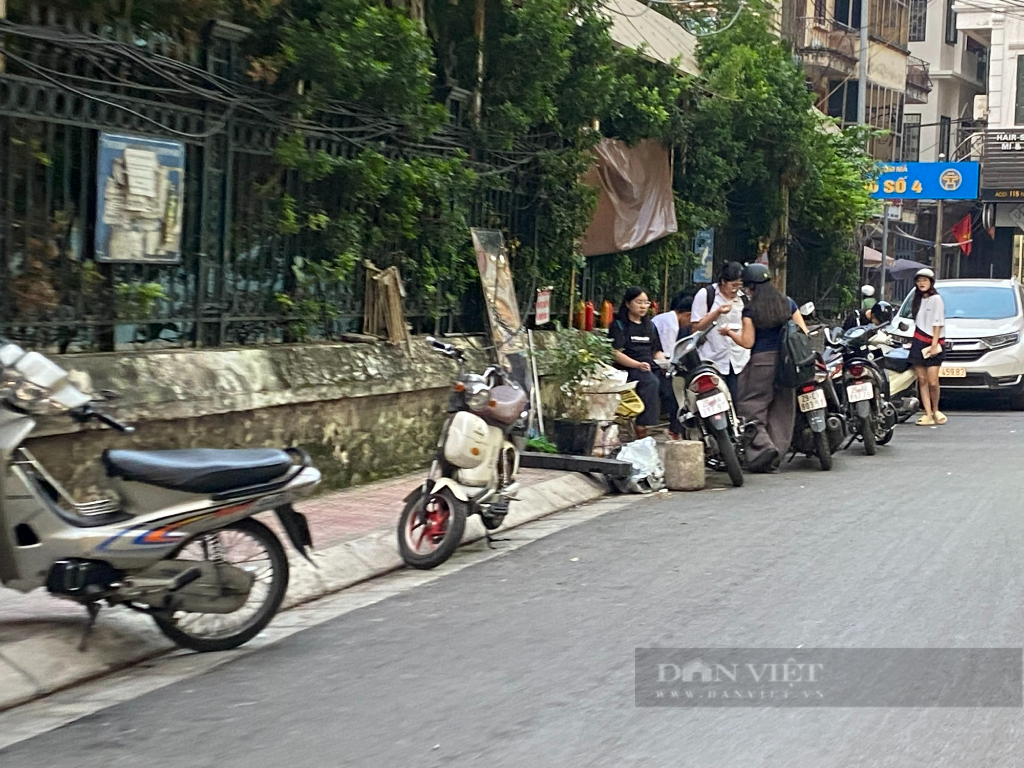Xe dừng đỗ tràn lan tại phố Núi Trúc (Hà Nội), người dân kiến nghị cắm biển cấm - Ảnh 4.