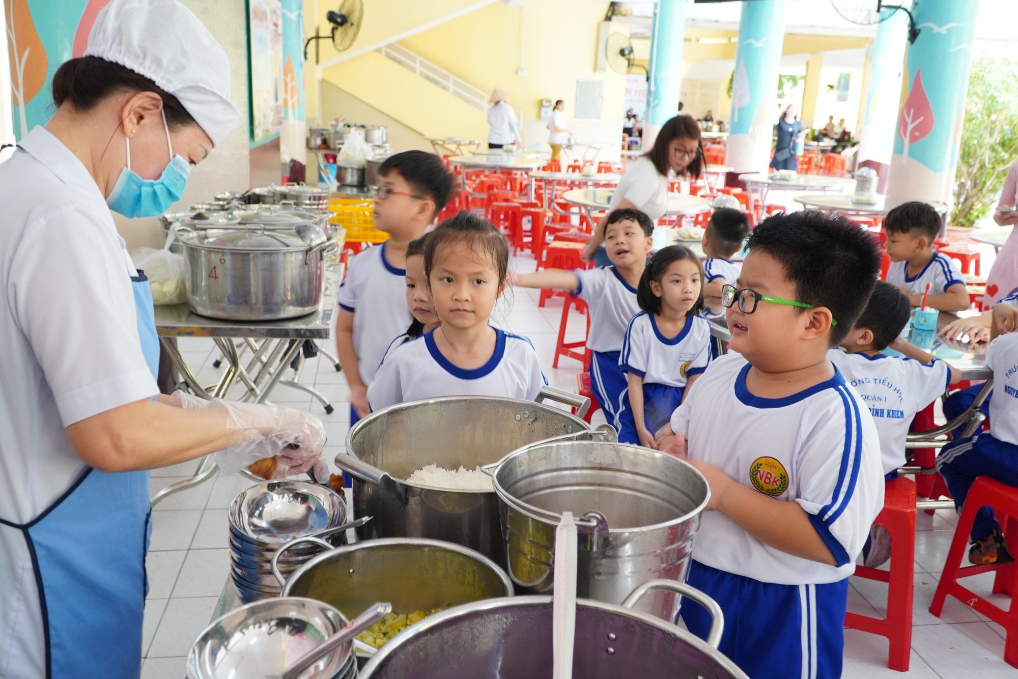 Trường học tăng cường giám sát bữa ăn bán trú, học sinh được chấm điểm chất lượng - Ảnh 1.