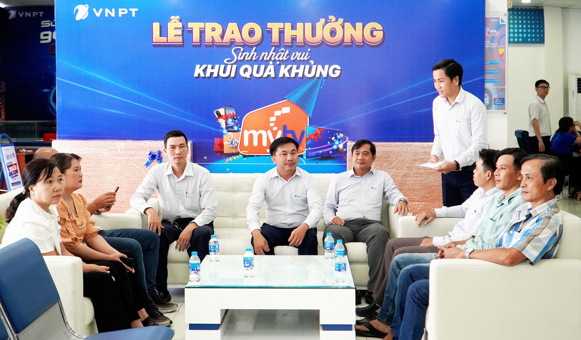 Mừng sinh nhật Mytv - Vnpt Cà Mau “khui quà khủng” trao khách hàng   - Ảnh 1.