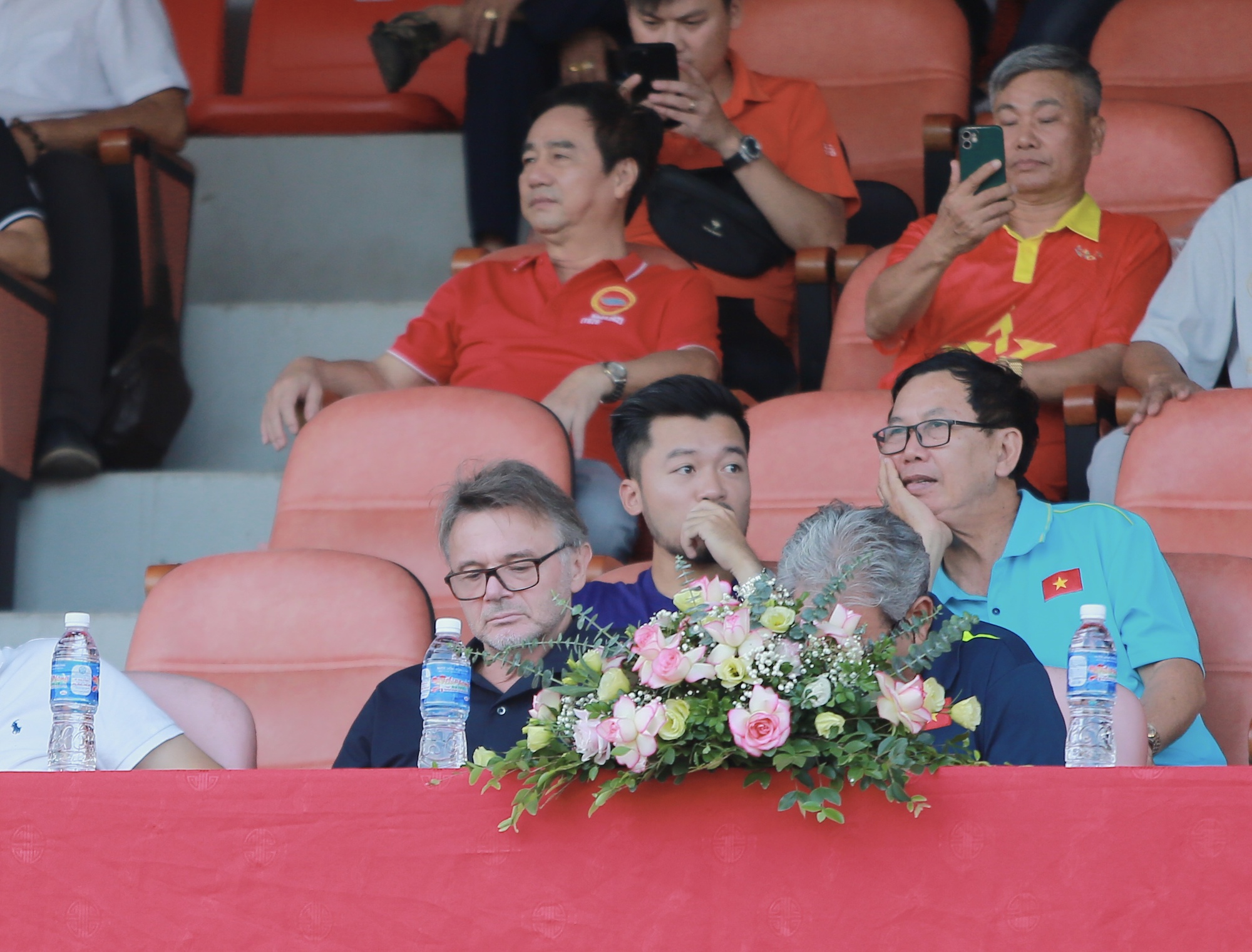 HLV Troussier xuất hiện ngồi cùng bầu Hoàn trong ngày chiến thắng của Hải Phòng FC - Ảnh 4.