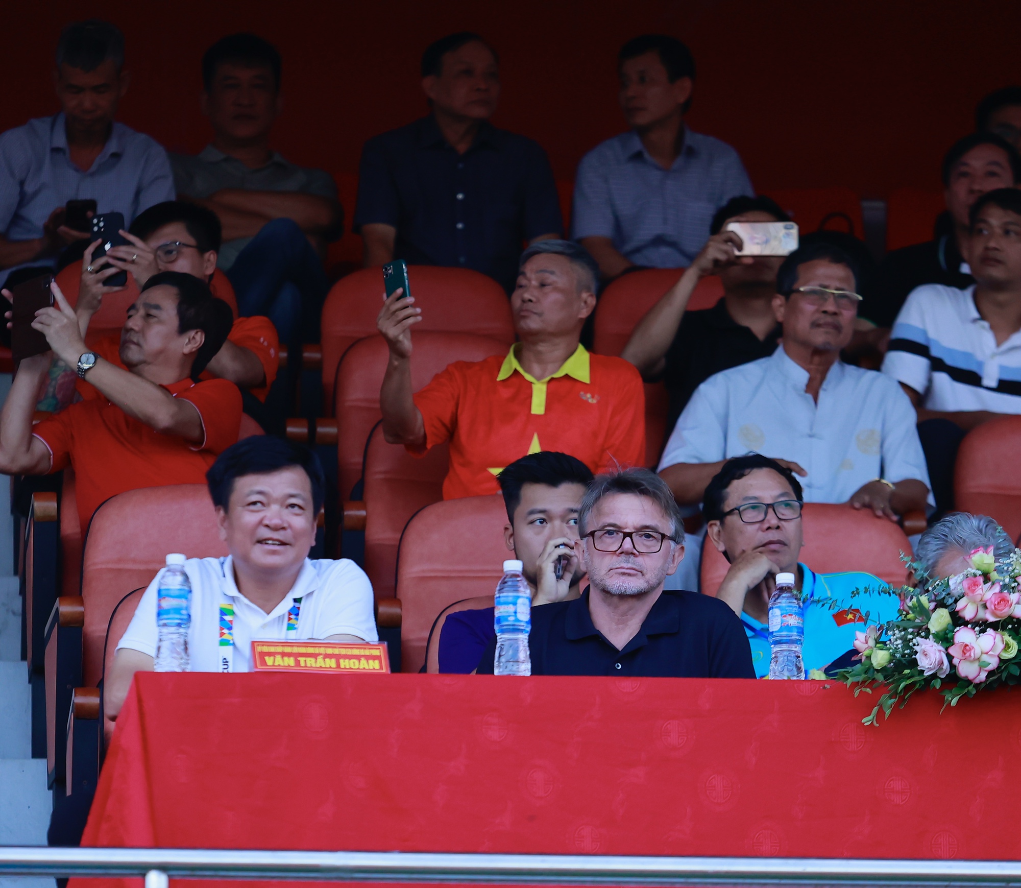 HLV Troussier xuất hiện ngồi cùng bầu Hoàn trong ngày chiến thắng của Hải Phòng FC - Ảnh 5.