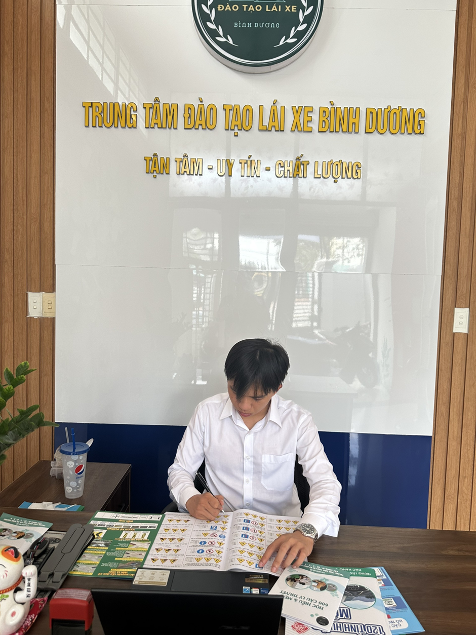 Phạm Tấn Duy - Người đứng sau thành công của kênh TikTok Thầy Duy dạy lái xe Bình Dương - Ảnh 2.