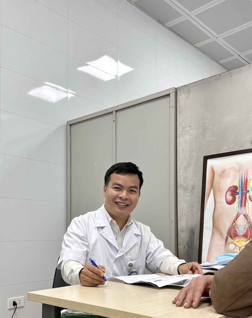 Bác sĩ Nguyễn Thanh Tùng - Bàn tay vàng điều trị sỏi thận - Ảnh 1.