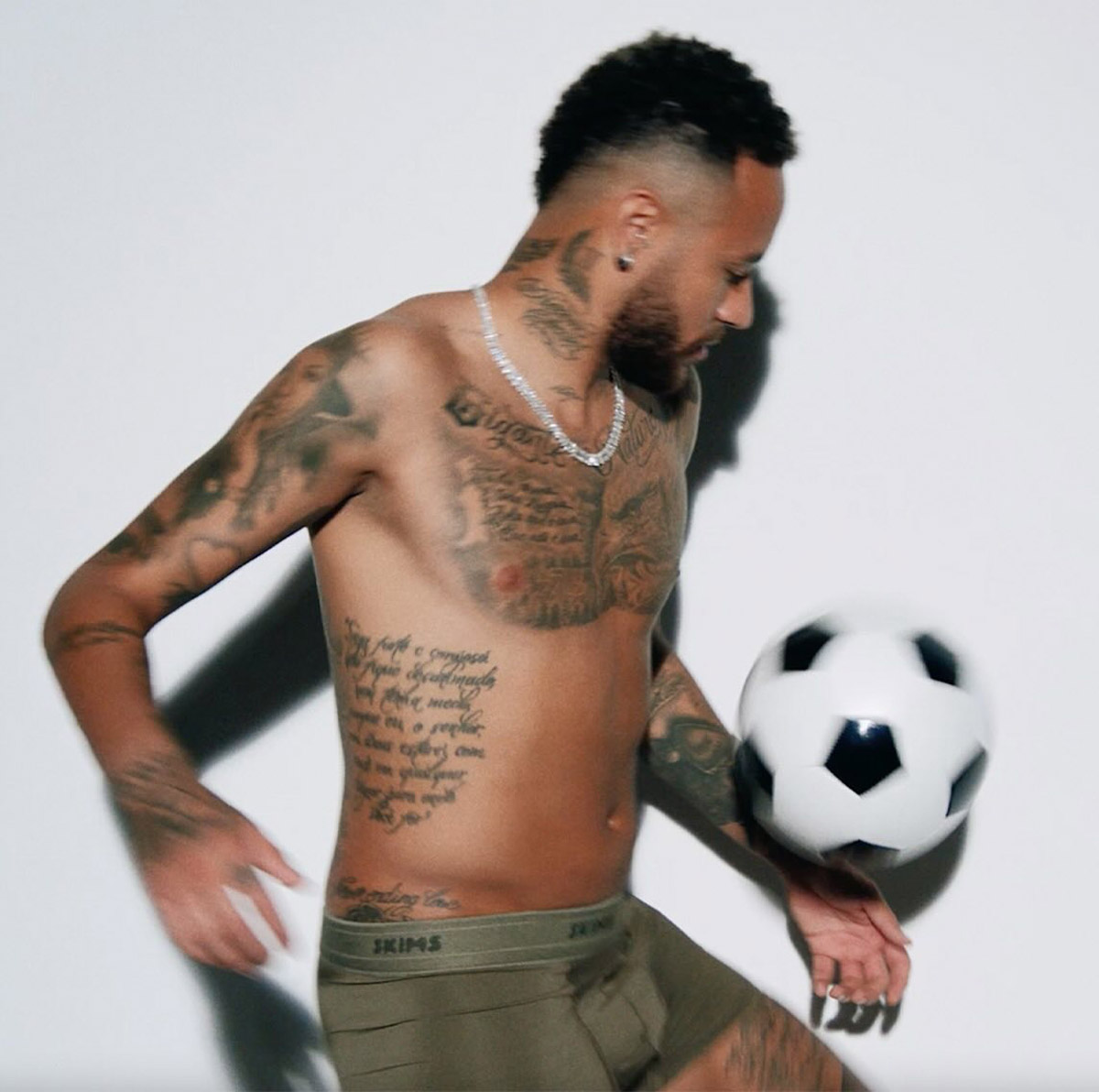 Neymar “gây sốt” khi quảng cáo đồ lót của Kim Kardashian - Ảnh 5.