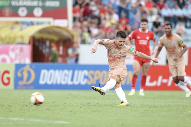 Thất sủng ở Pau FC, mờ nhạt ở V.League 2023, Quang Hải bất nhờ thành ứng viên Quả bóng vàng - Ảnh 1.