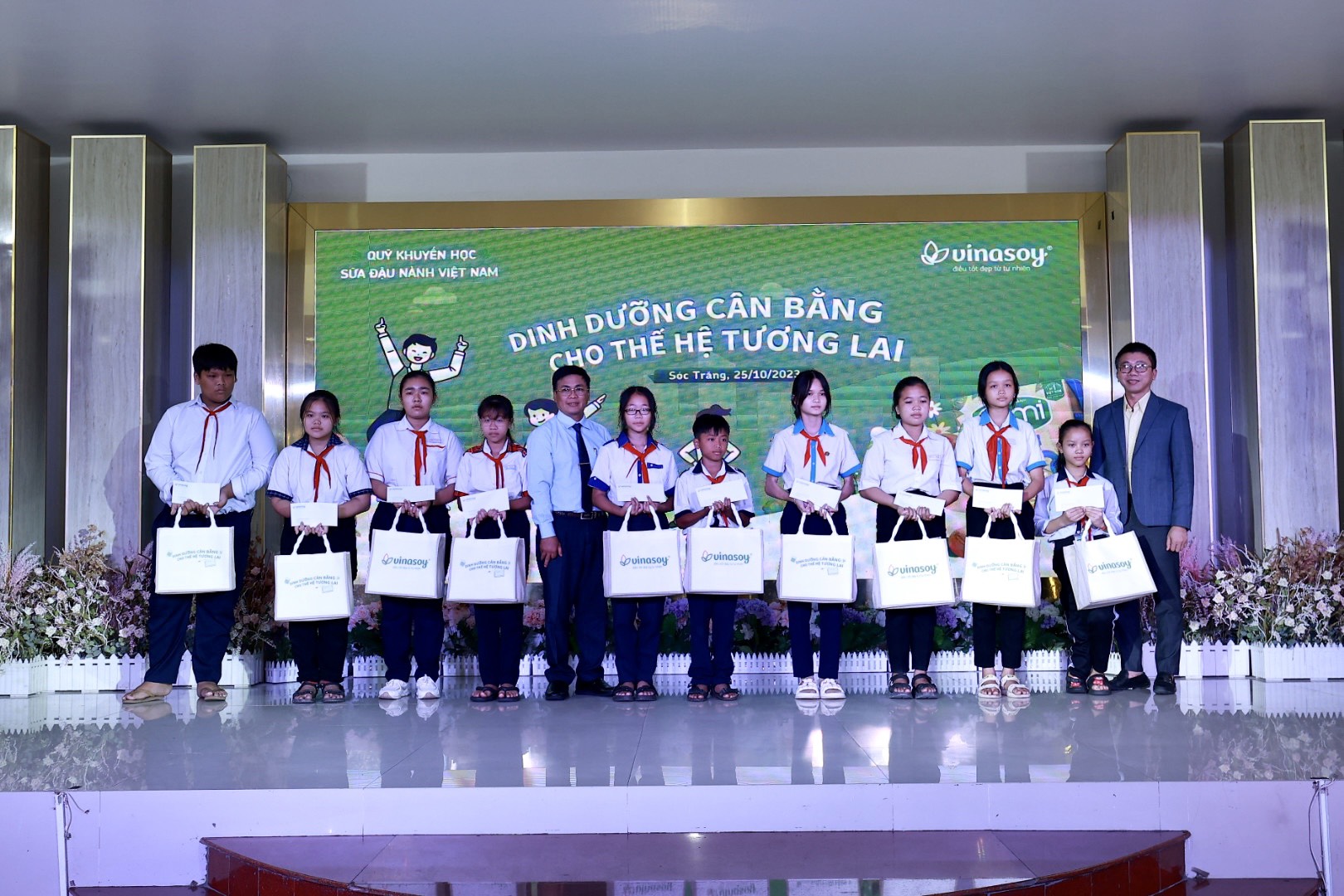 Trao tặng hơn 400.000 hộp sữa Fami canxi cho học sinh tại tỉnh Sóc Trăng - Ảnh 1.