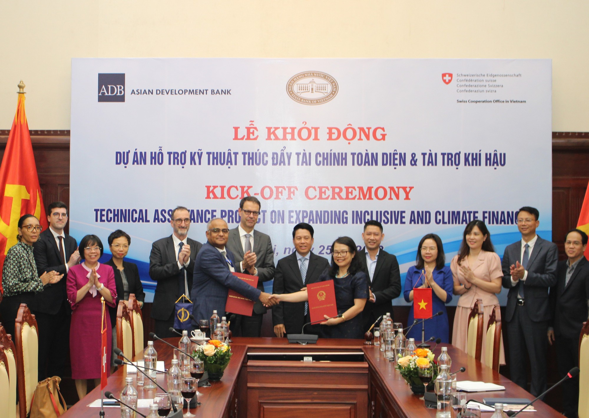 ADB, Ngân hàng Nhà nước và Thụy Sĩ ký hợp tác dự án 5 tỷ USD hỗ trợ ngân hàng số Việt Nam - Ảnh 1.