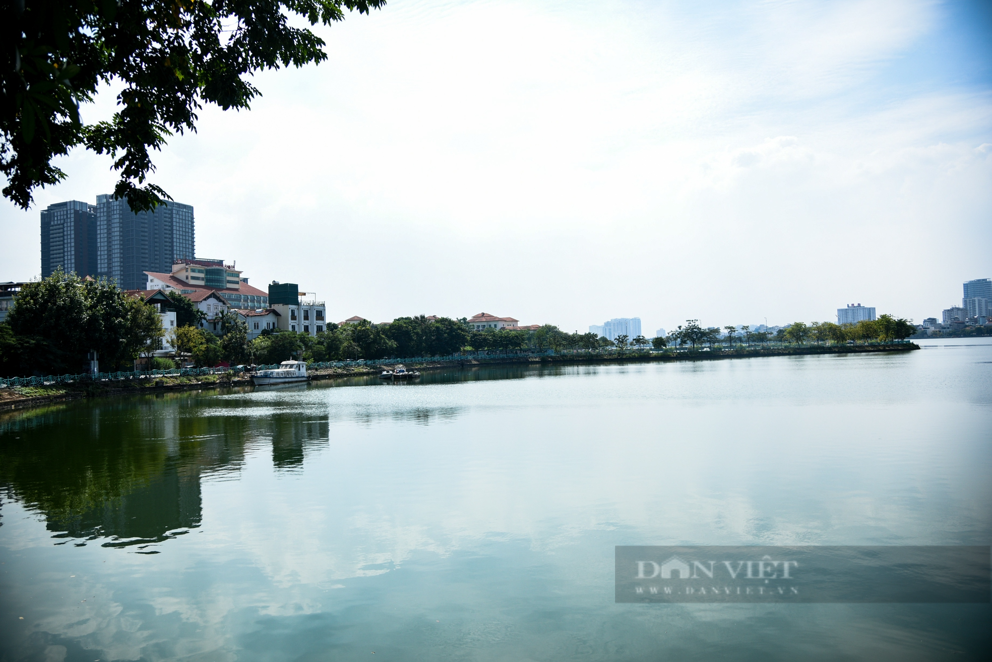 Hồ Tây lấy lại vẻ đẹp tự nhiên khi tháo dỡ nhiều công trình nổi xuống cấp, bỏ hoang - Ảnh 3.