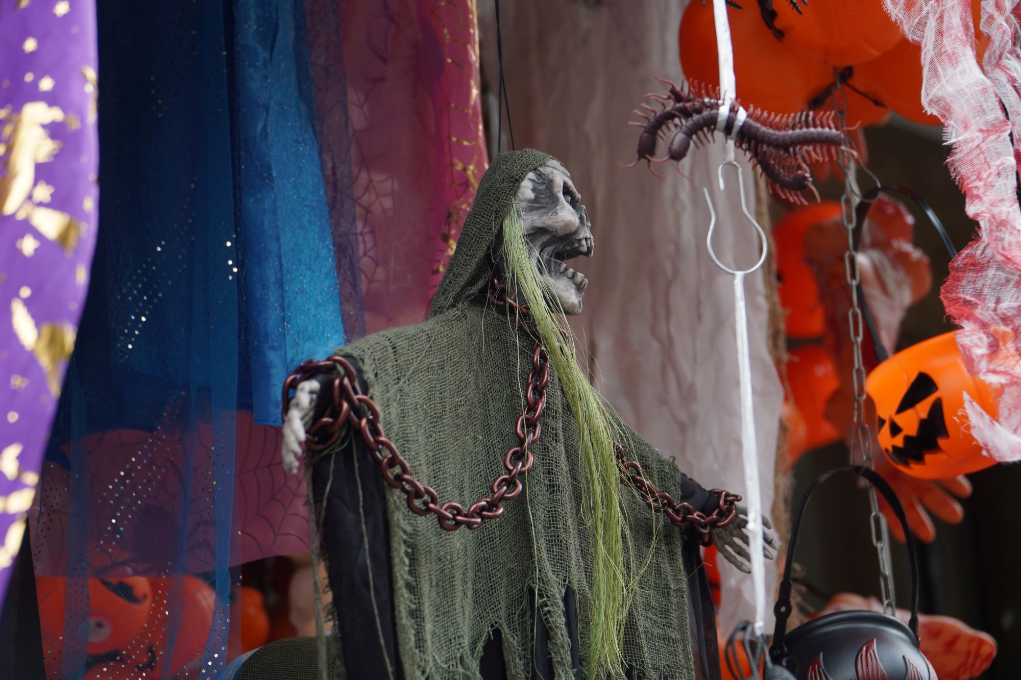 Đồ trang trí Halloween: Tiểu thương than ế có ngày bán chưa tới 50.000 đồng - Ảnh 3.