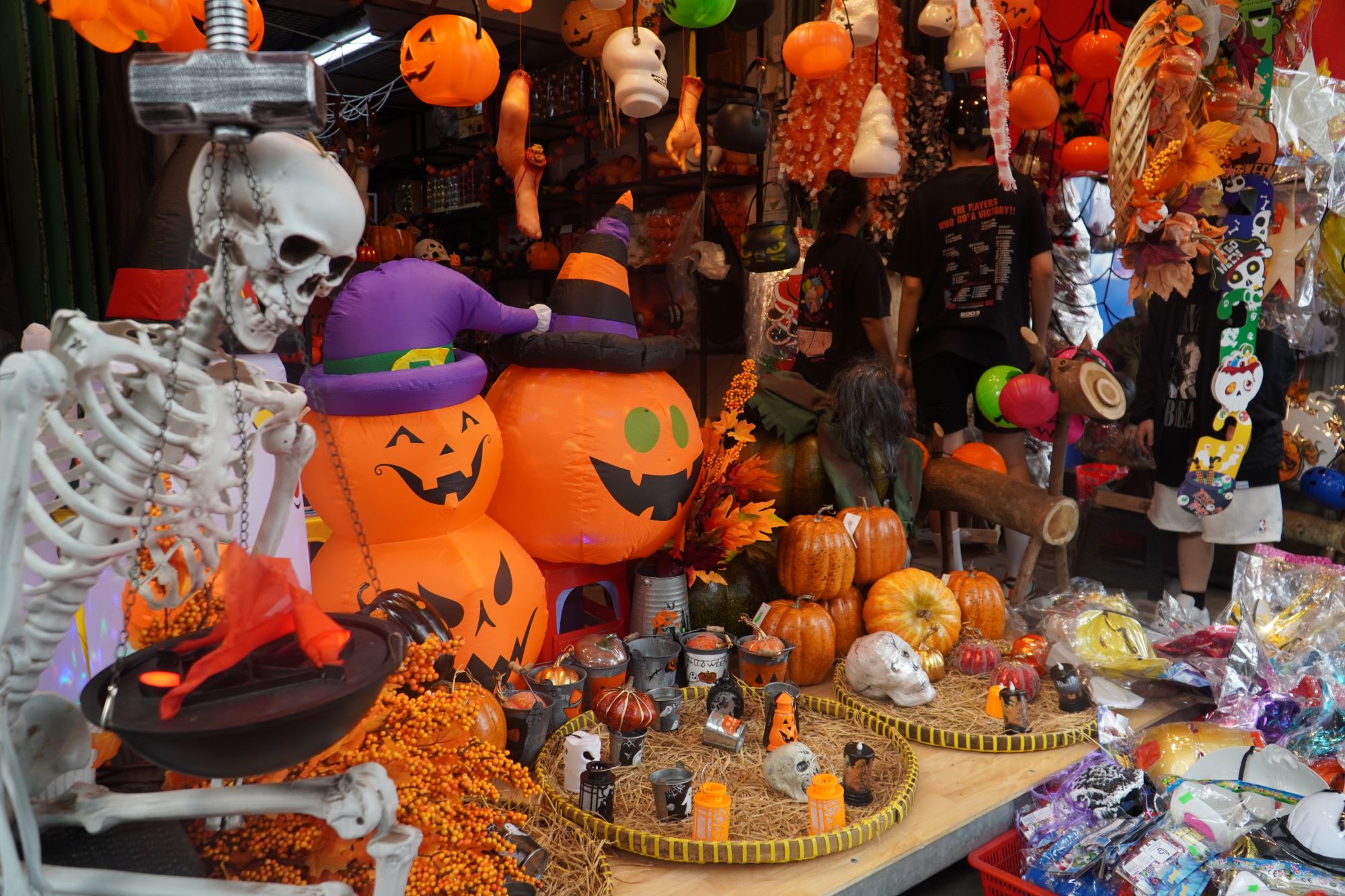 Đồ trang trí Halloween: Tiểu thương than ế có ngày bán chưa tới 50.000 đồng - Ảnh 2.
