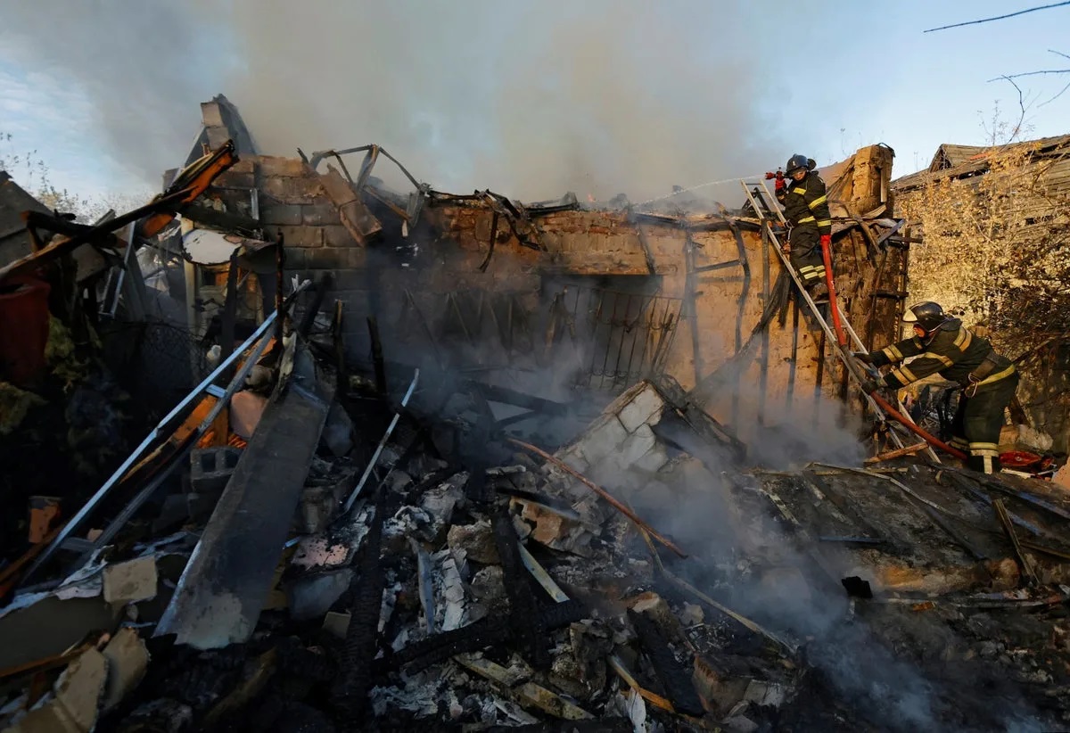 'Như thể sau vụ nổ hạt nhân': Ukraine mô tả hậu quả của cuộc không kích của Nga vào Khmelnytskyi  - Ảnh 1.