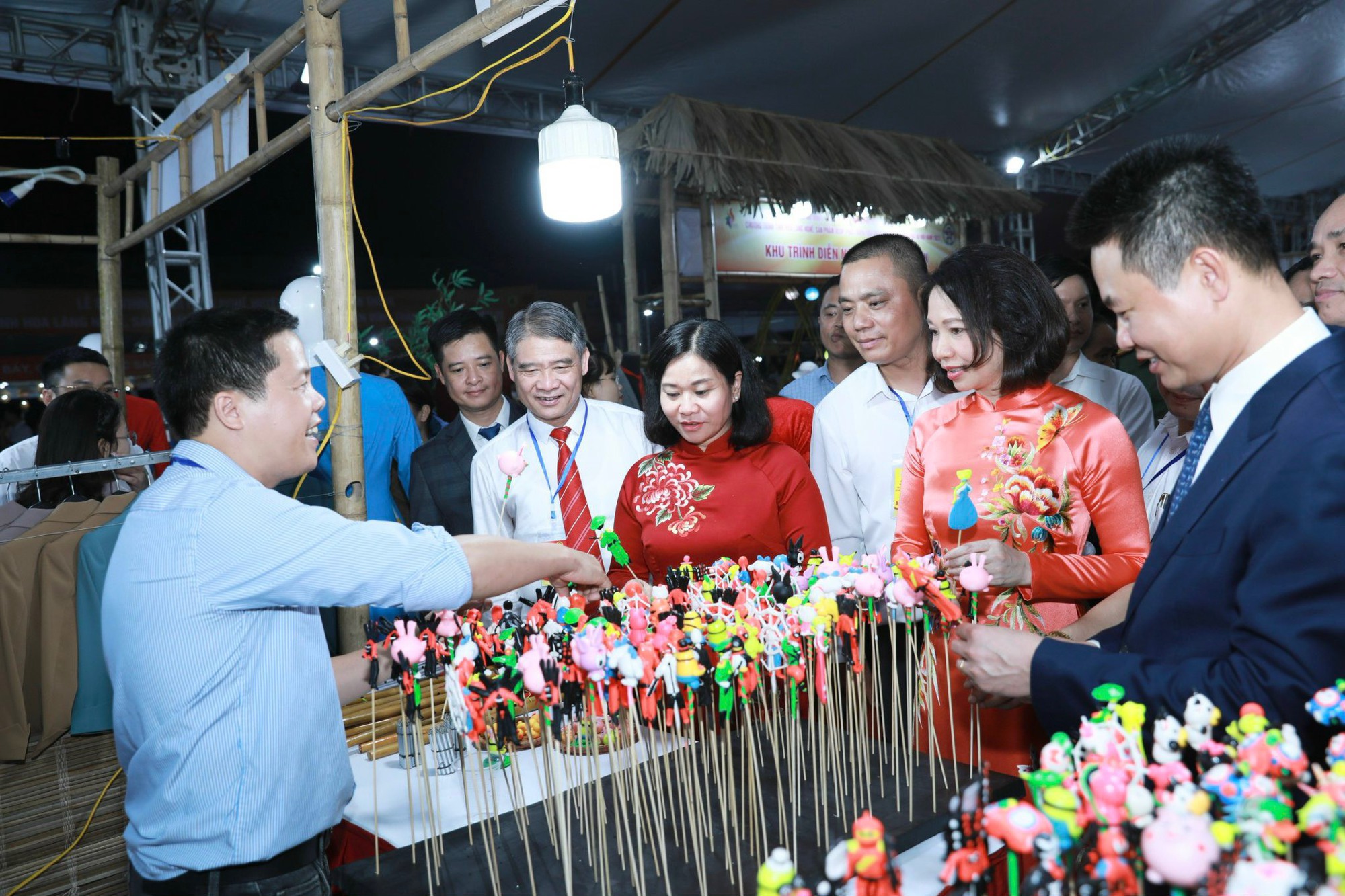 Hà Nội: 100 doanh nghiệp, 220 gian hàng tham gia Lễ hội vinh danh làng nghề huyện Phú Xuyên lần thứ IV năm 2023 - Ảnh 3.