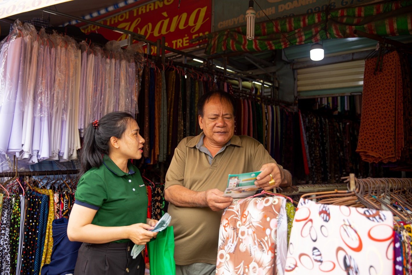 Ngân hàng đưa công nghệ tới từng cửa hàng tạp hóa, chợ truyền thống - Ảnh 2.