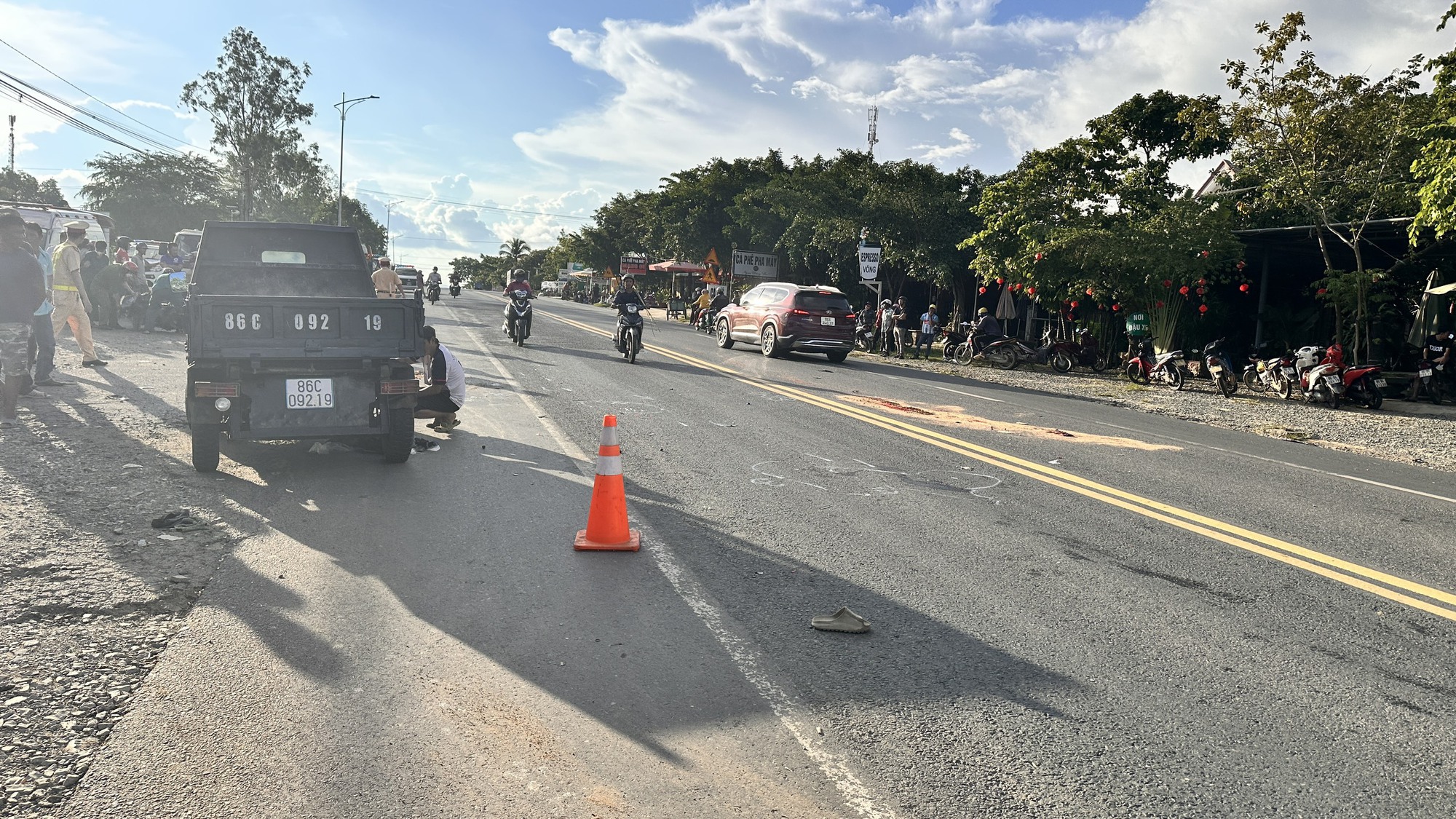 Hai vợ chồng tử vong trên Quốc lộ 1A sau tai nạn giao thông giữa xe gắn máy và xe tải  - Ảnh 1.