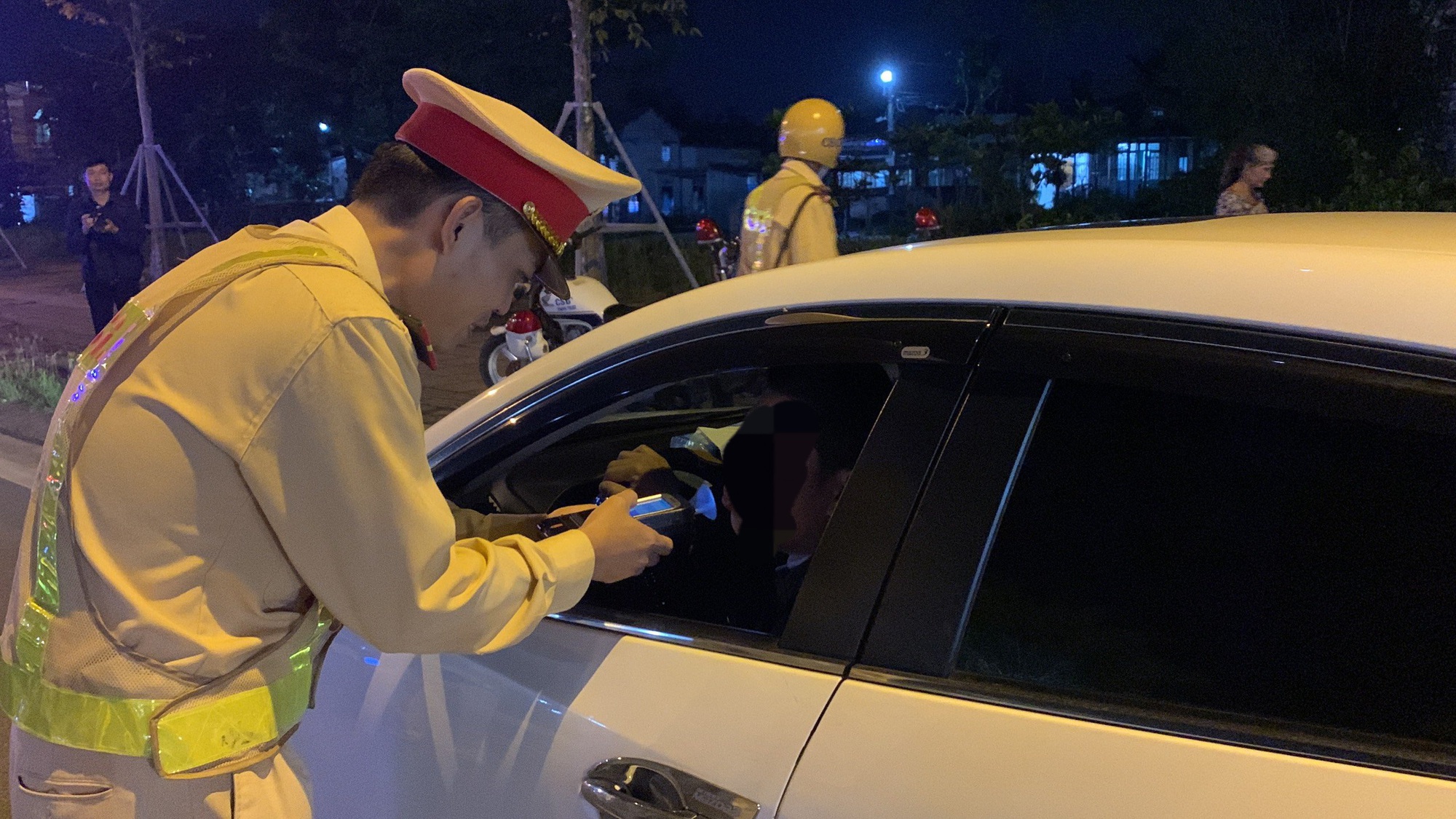 Chủ tịch Quảng Nam xử lý nghiêm nếu cán bộ vi phạm nồng độ cồn mà lái xe - Ảnh 2.