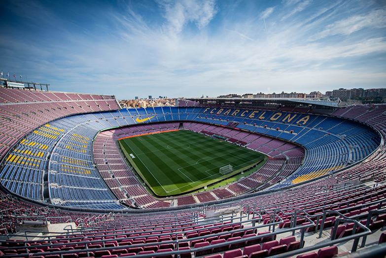 Độc lạ cách kiếm tiền của Barcelona: Hết cắt cỏ lại đến tháo ghế sân Camp Nou đem bán - Ảnh 1.
