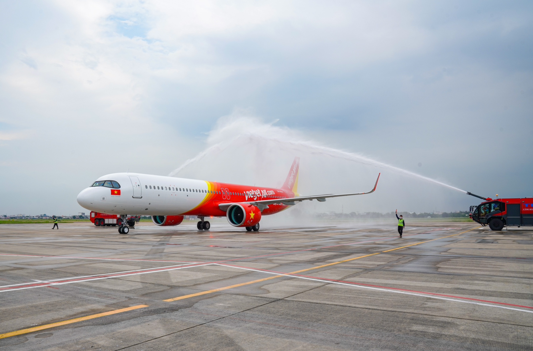Tàu bay thế hệ mới A321neo ACF 240 của Vietjet được chào đón với nghi thức vòi rồng. Ảnh: H.T.