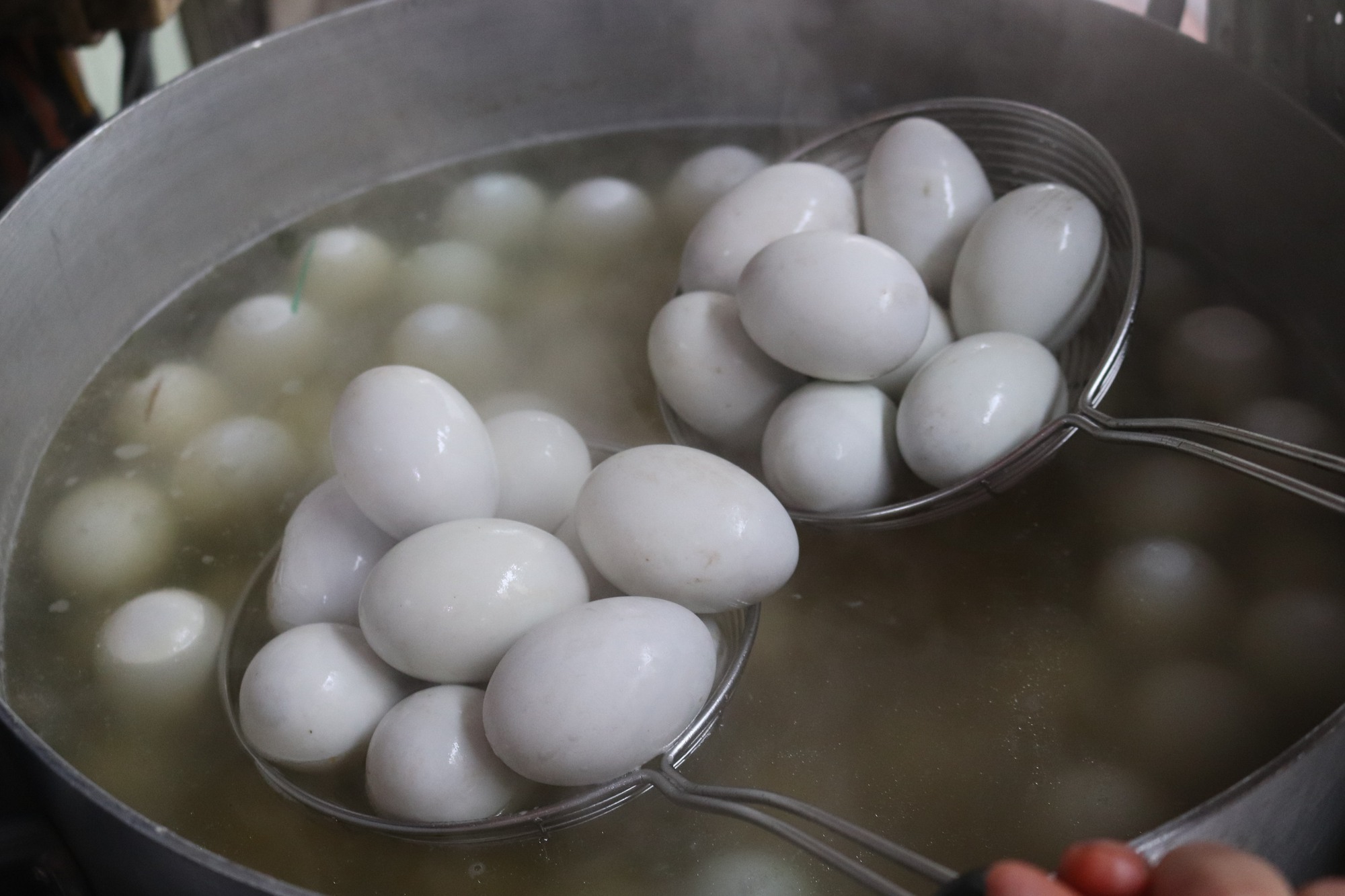 Cửa hàng ở Sài Gòn bán hết gần 3.000 trứng vịt lộn mỗi ngày chỉ nhờ điều đặc biệt này - Ảnh 1.