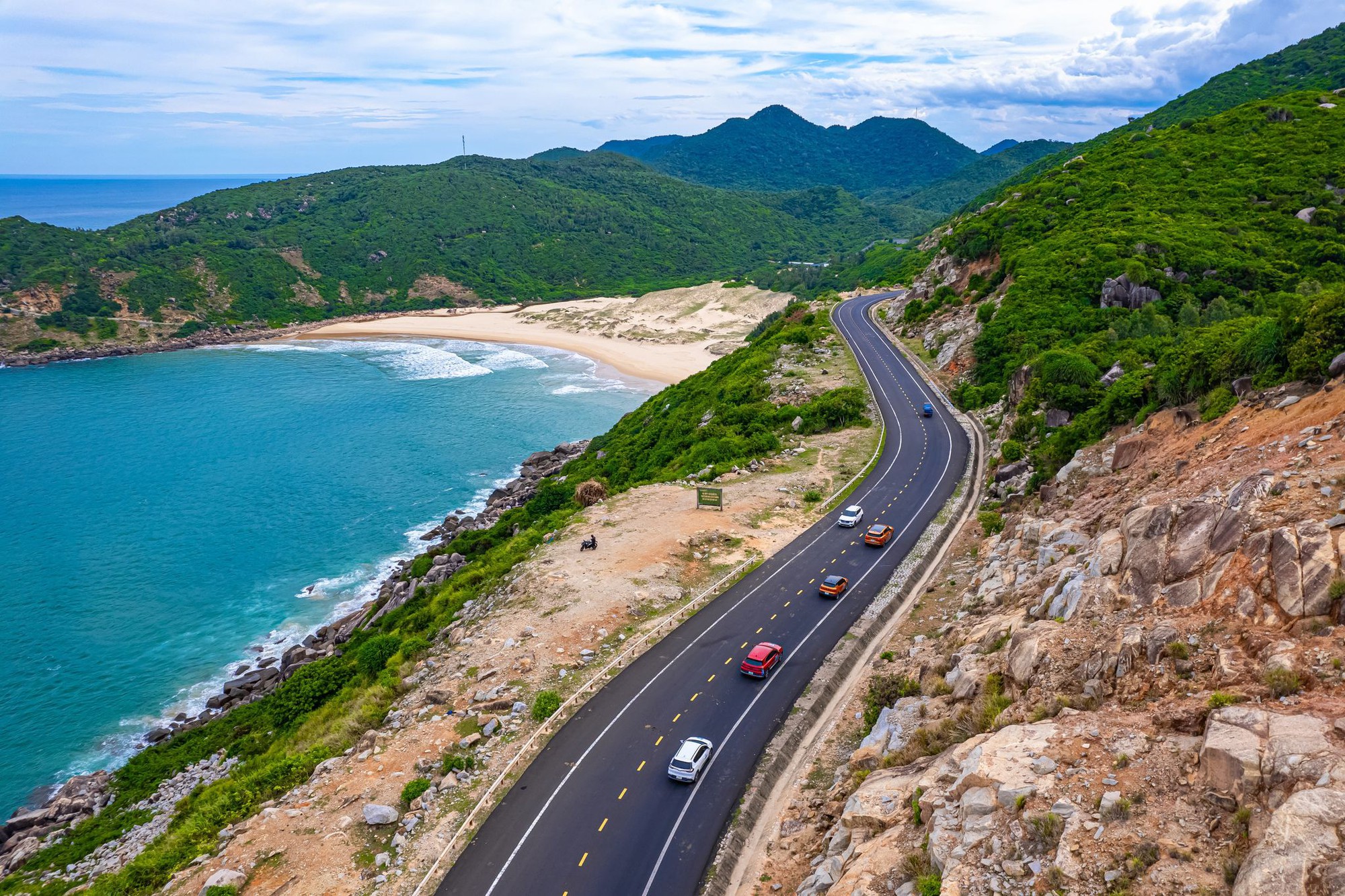 Hành trình chinh phục 4.000 km xuyên Việt của nhóm chủ xe điện VinFast - Ảnh 2.