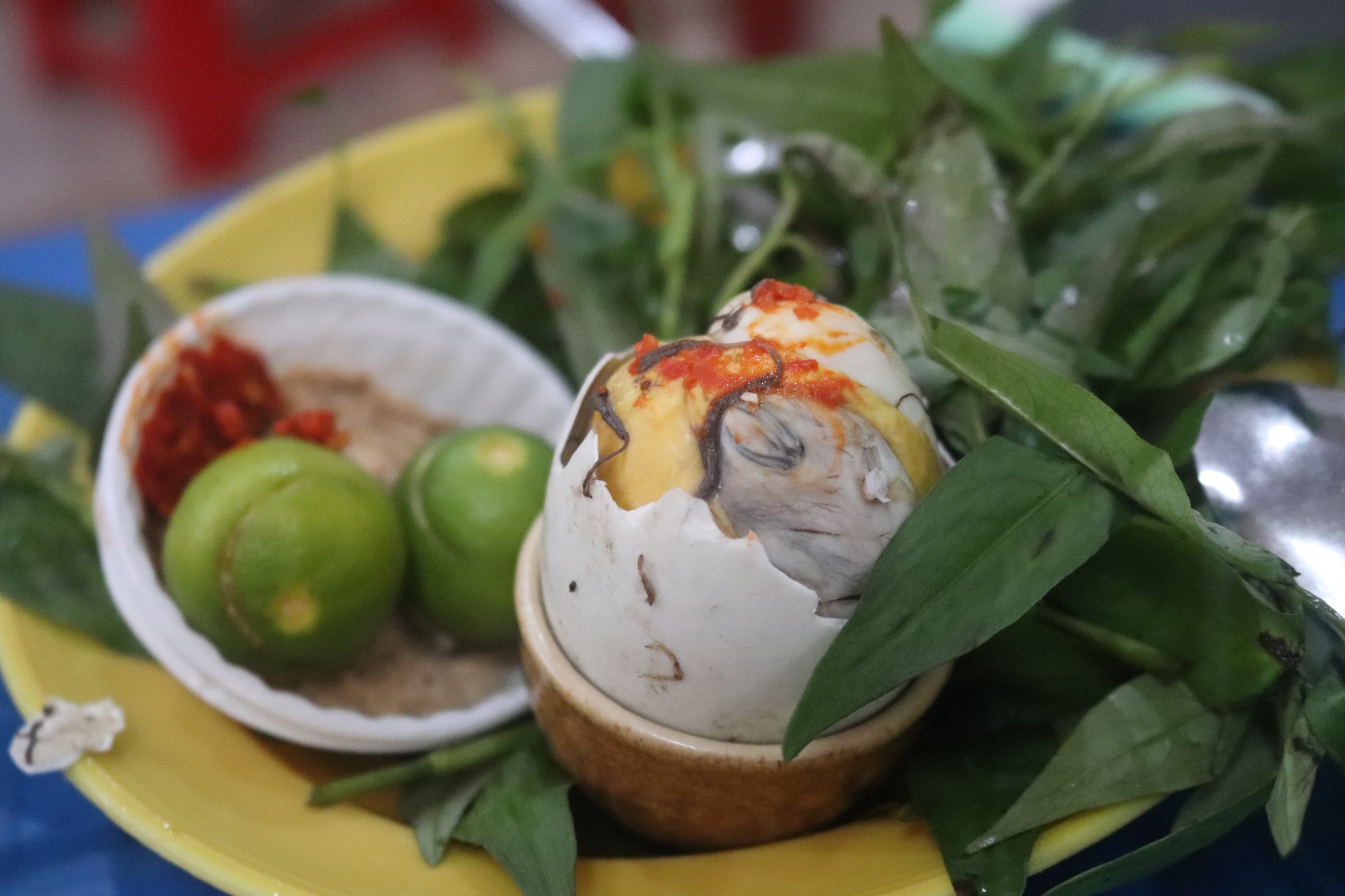 Cửa hàng ở Sài Gòn bán hết gần 3.000 trứng vịt lộn mỗi ngày chỉ nhờ điều đặc biệt này - Ảnh 5.