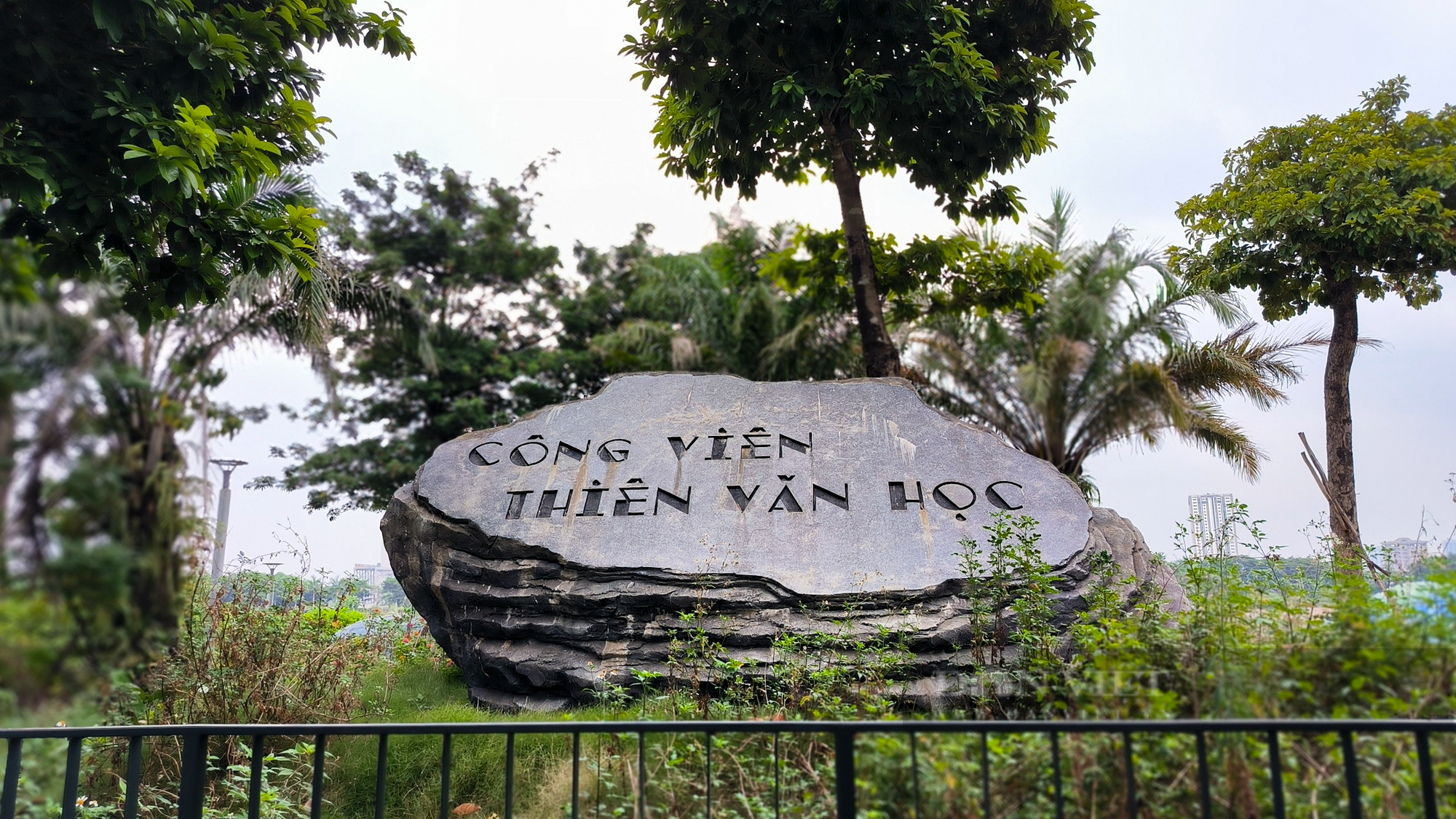Công viên Thiên văn học lớn nhất Đông Nam Á tại Hà Nội hoang vắng, cỏ dại mọc um tùm - Ảnh 2.