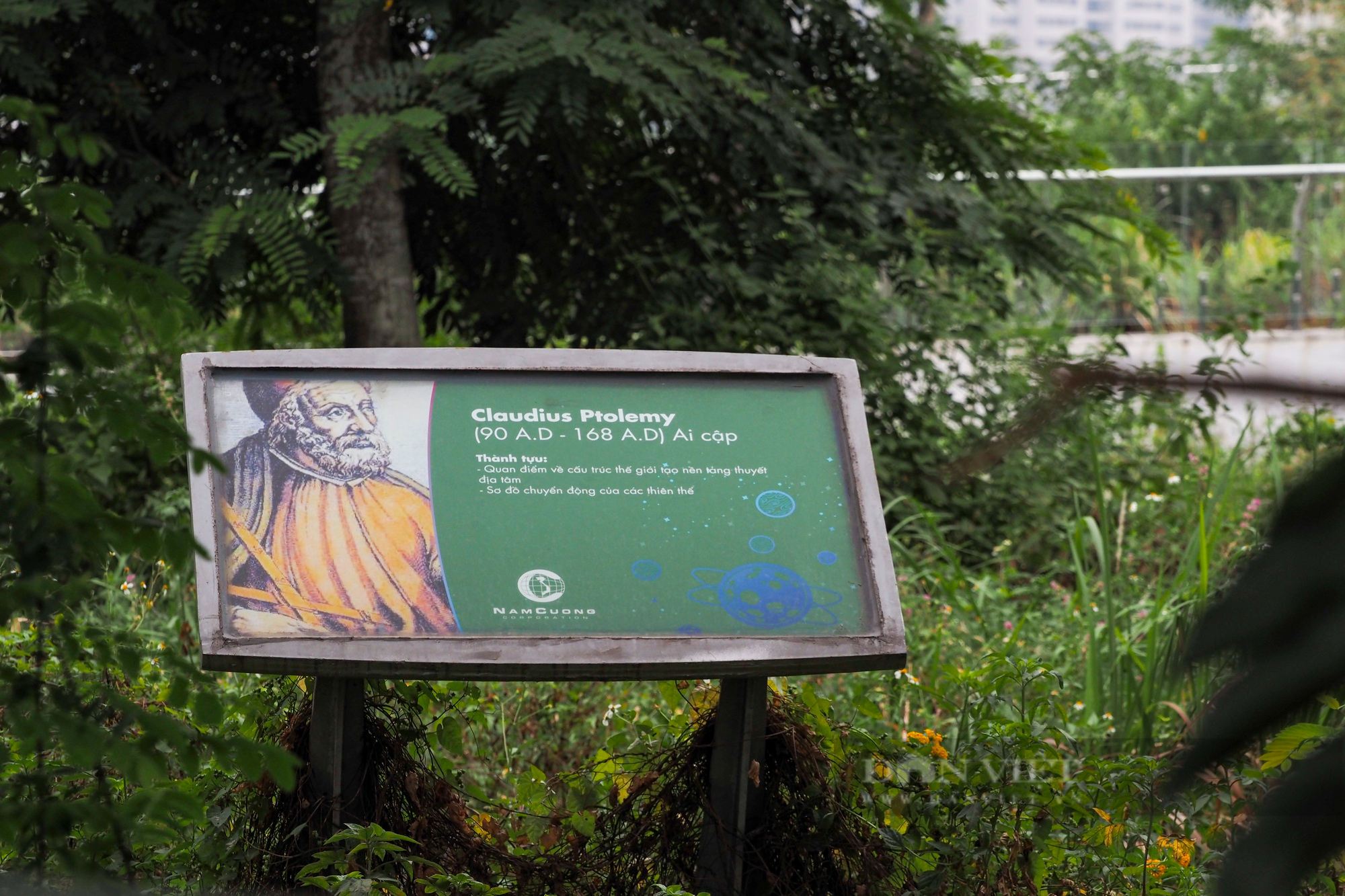 Công viên Thiên văn học lớn nhất Đông Nam Á tại Hà Nội hoang vắng, cỏ dại mọc um tùm - Ảnh 8.