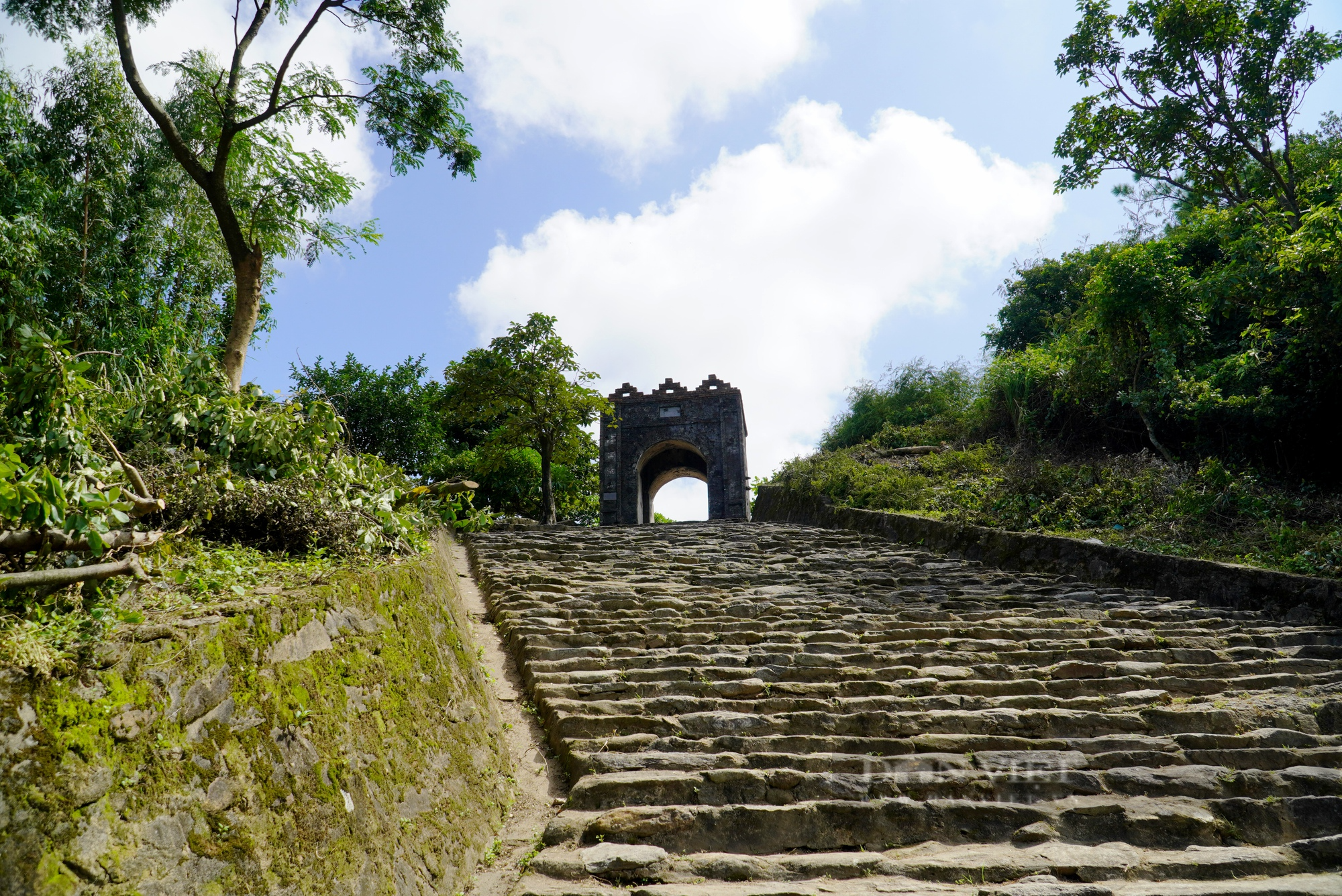 'Cổng trời' trên đỉnh Đèo Ngang 190 năm tuổi có gì mà khiến cả Hà Tĩnh và Quảng Bình đều muốn nó là của mình - Ảnh 7.